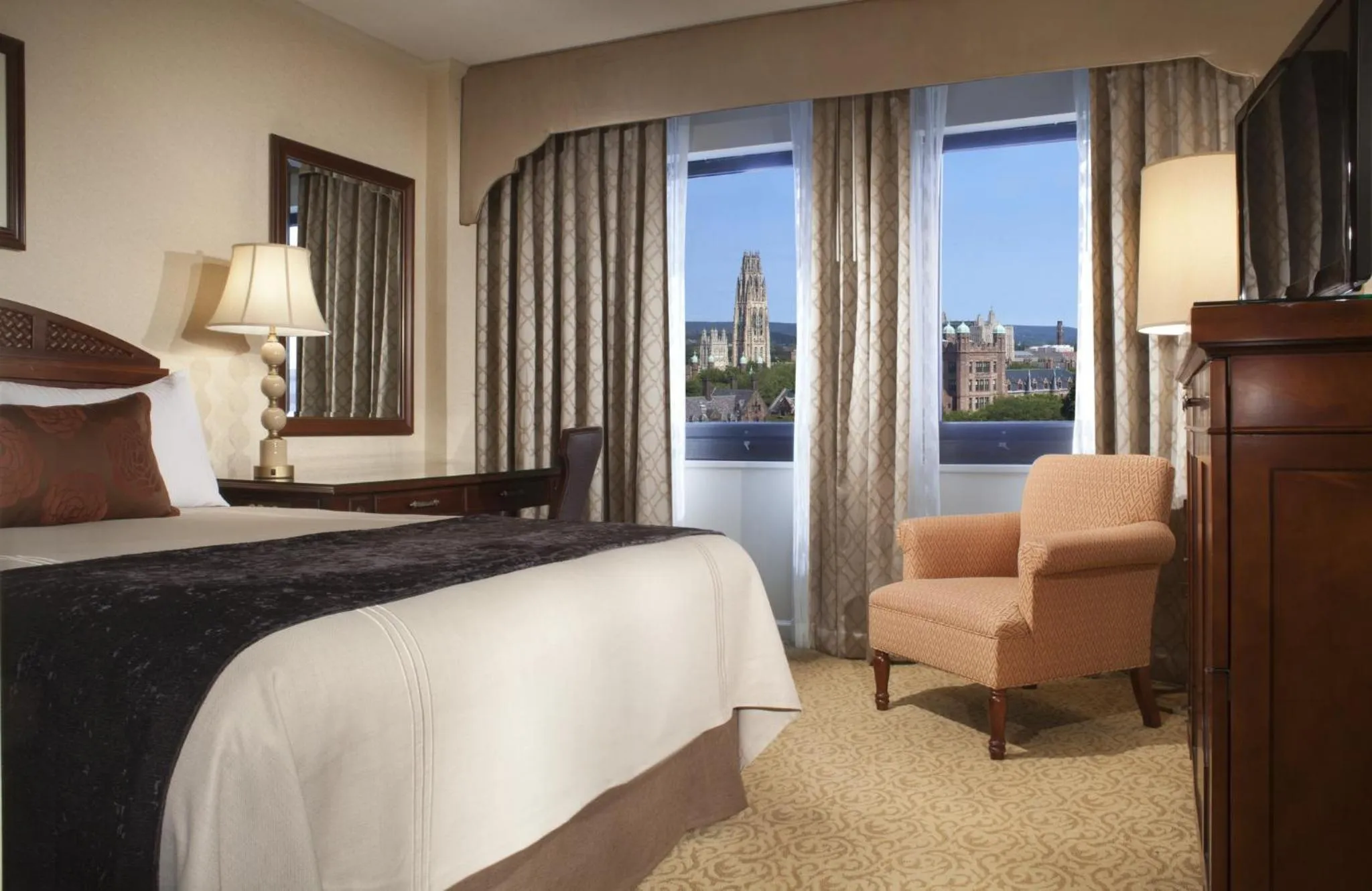 Photo of the whole room, Bed in Omni New Haven Hotel at Yale