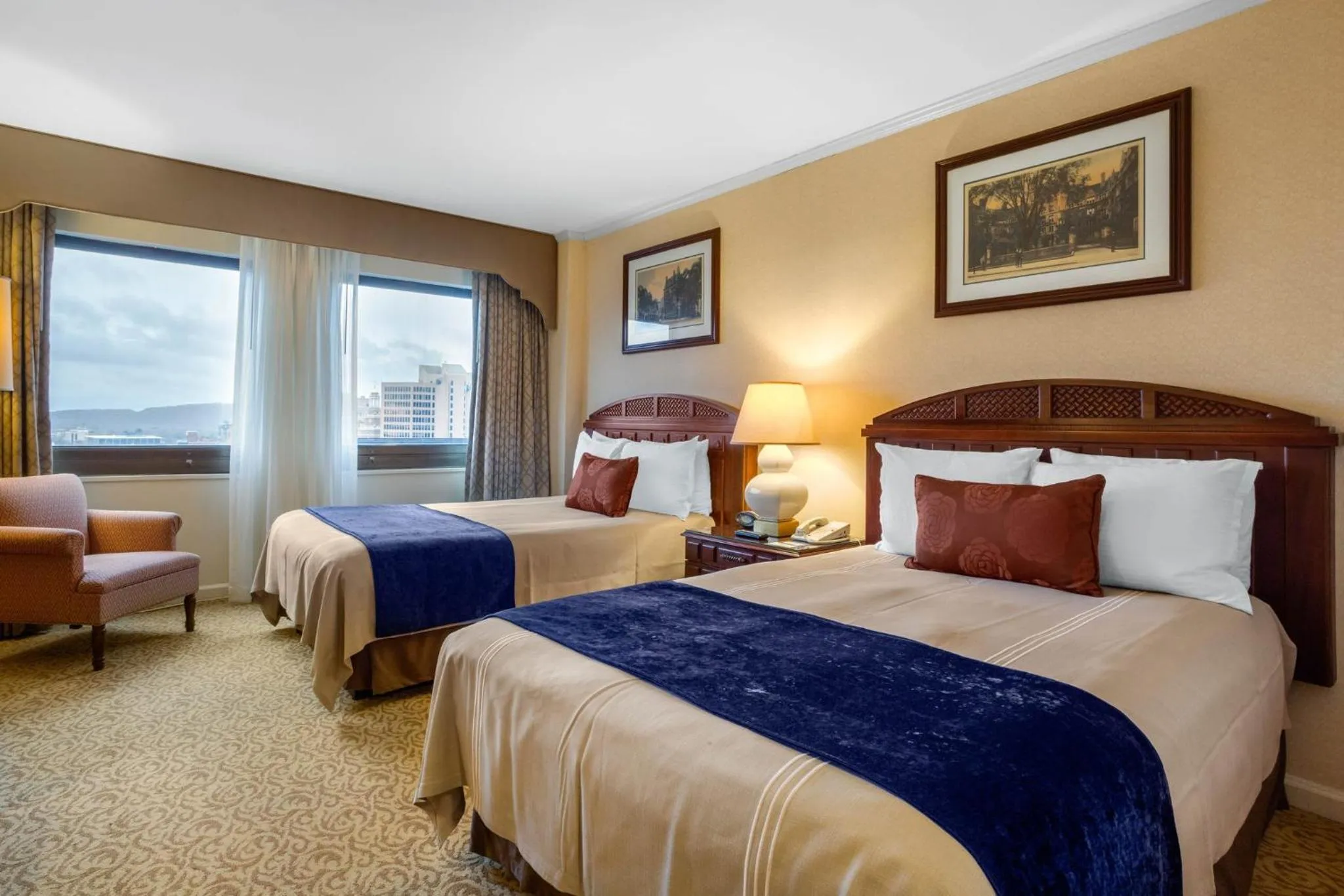 Photo of the whole room, Bed in Omni New Haven Hotel at Yale