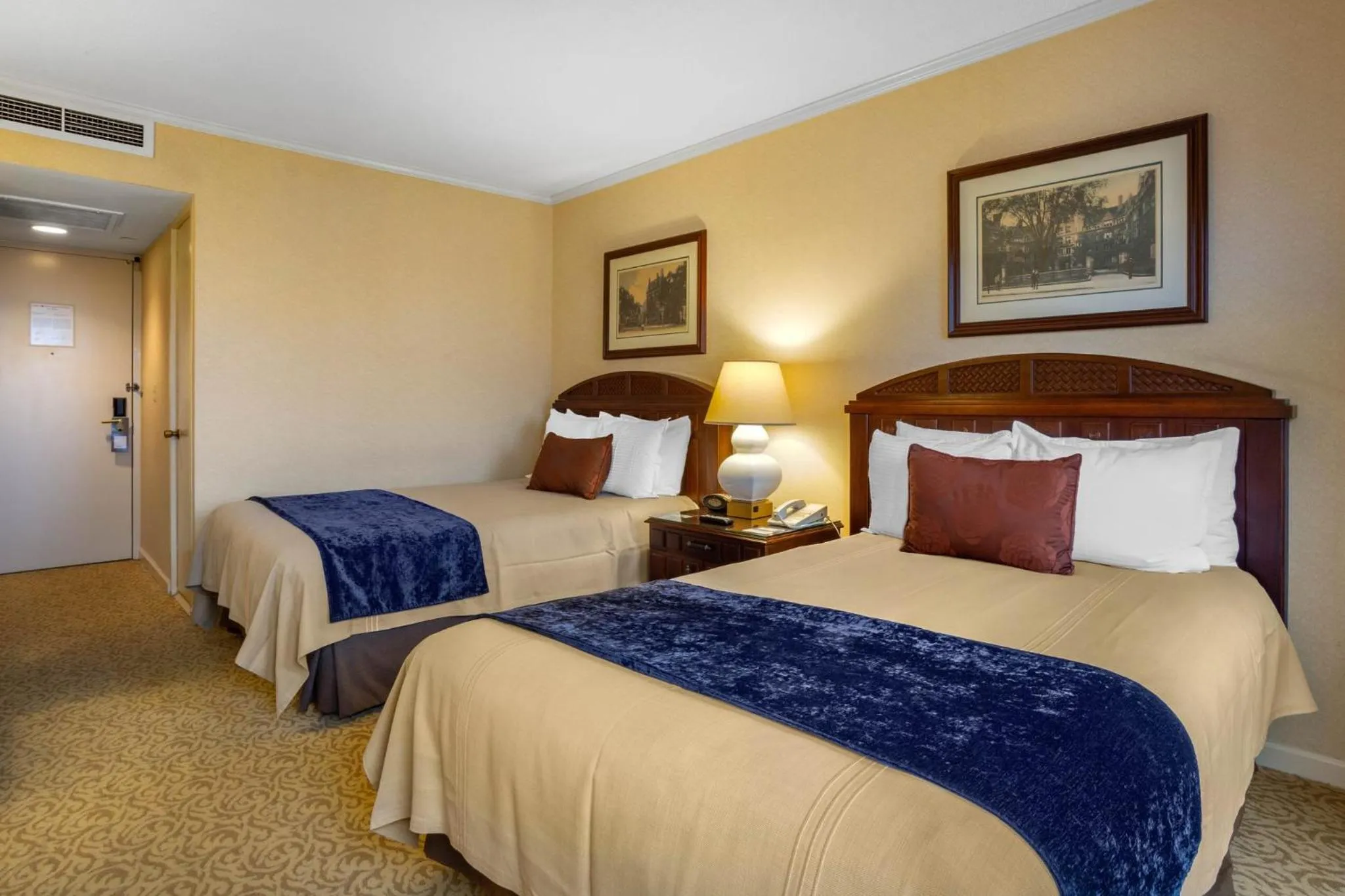 Photo of the whole room, Bed in Omni New Haven Hotel at Yale