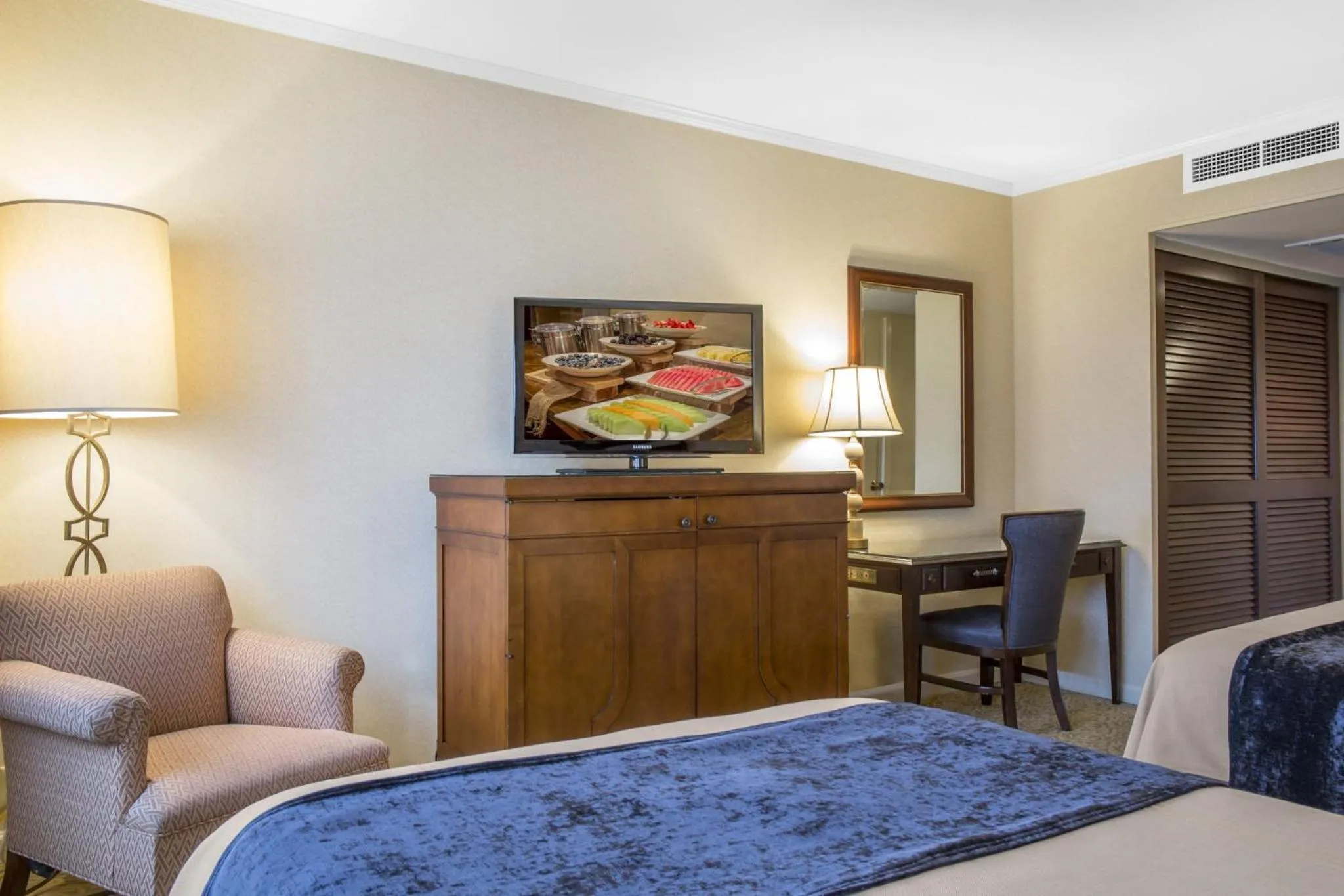 Photo of the whole room, Bed in Omni New Haven Hotel at Yale