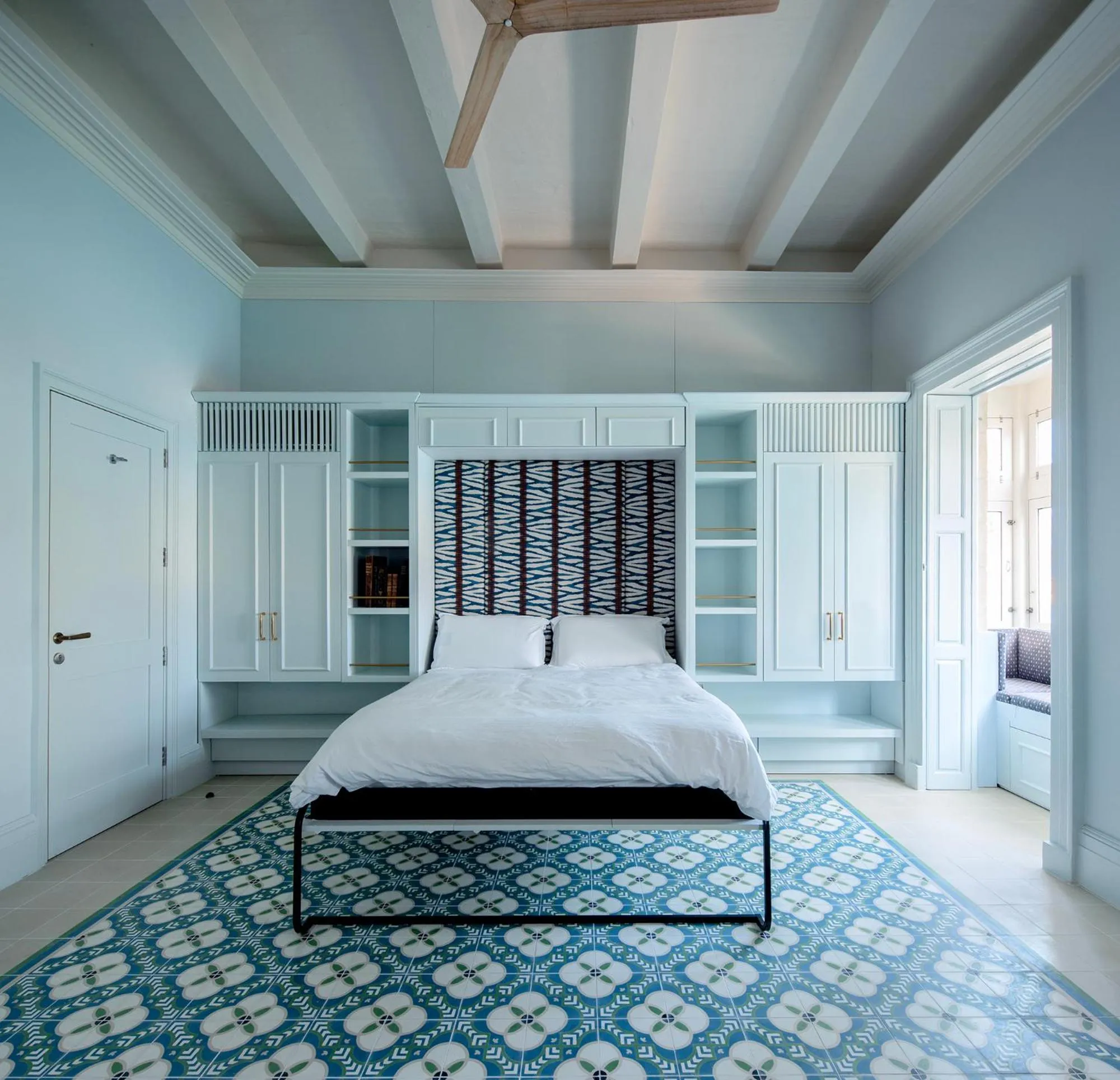 Photo of the whole room, Bed in Iniala Harbour House