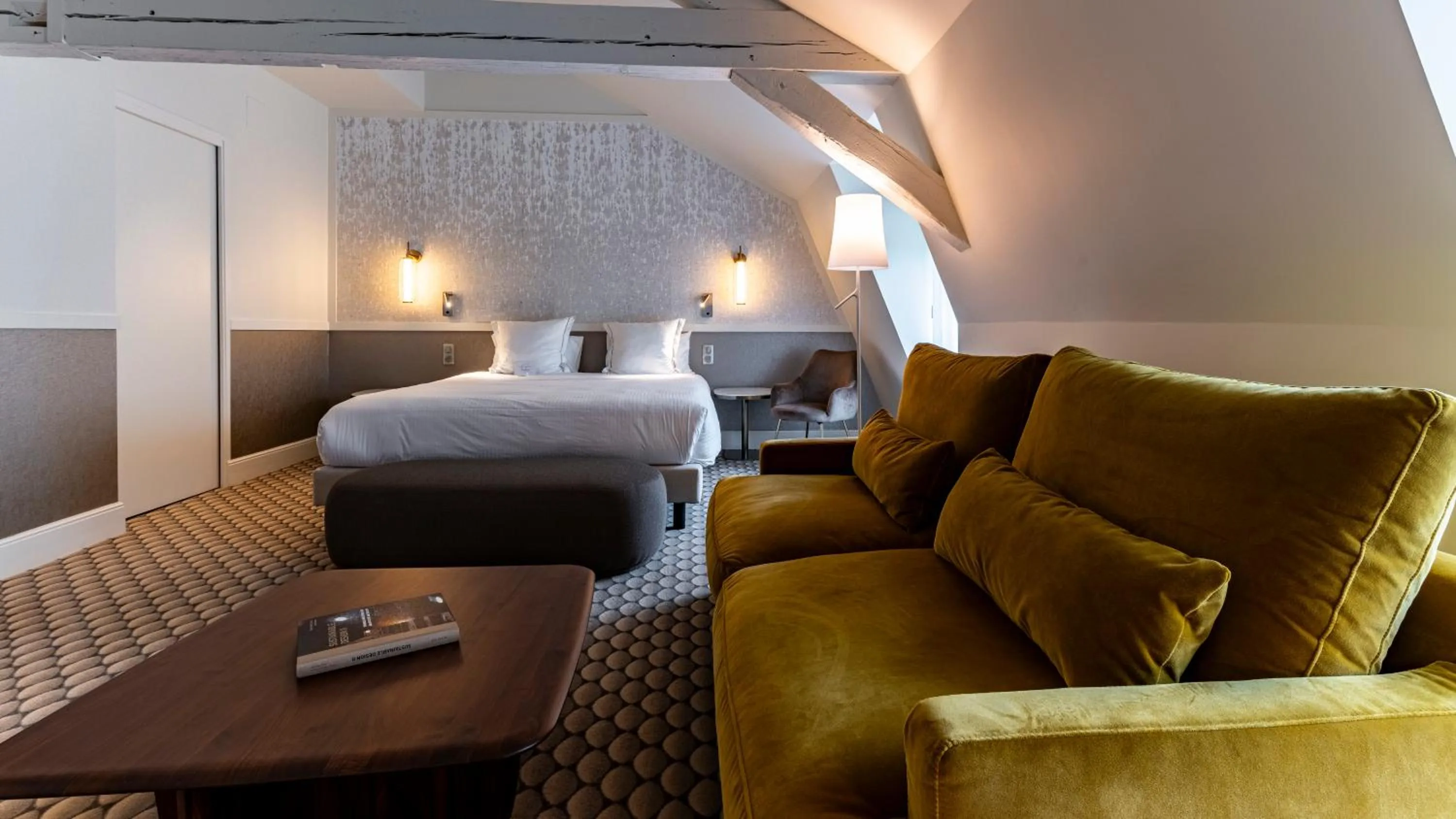 Photo of the whole room, Bed in Continental Hotel