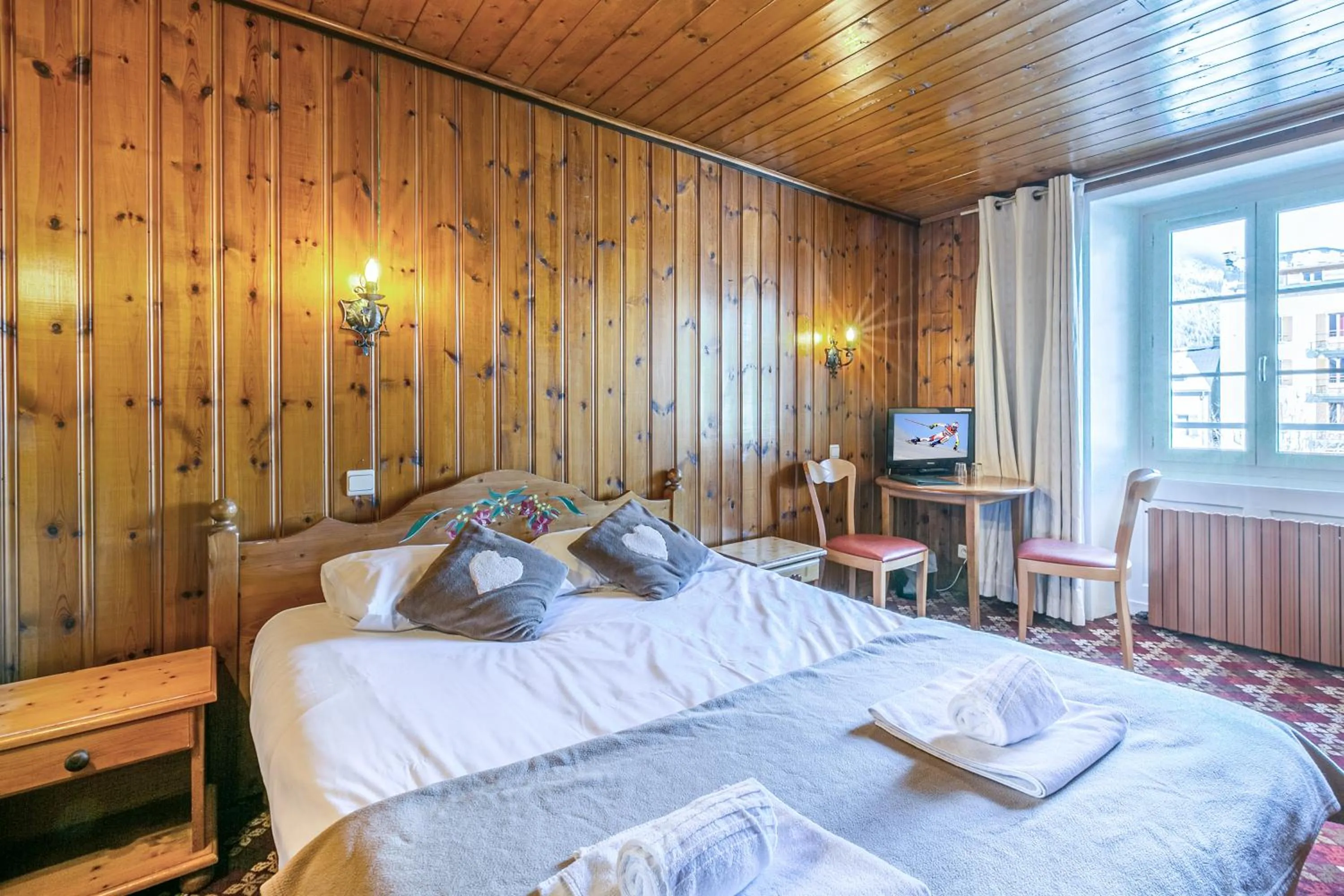 Bed in Hotel Le Chamonix