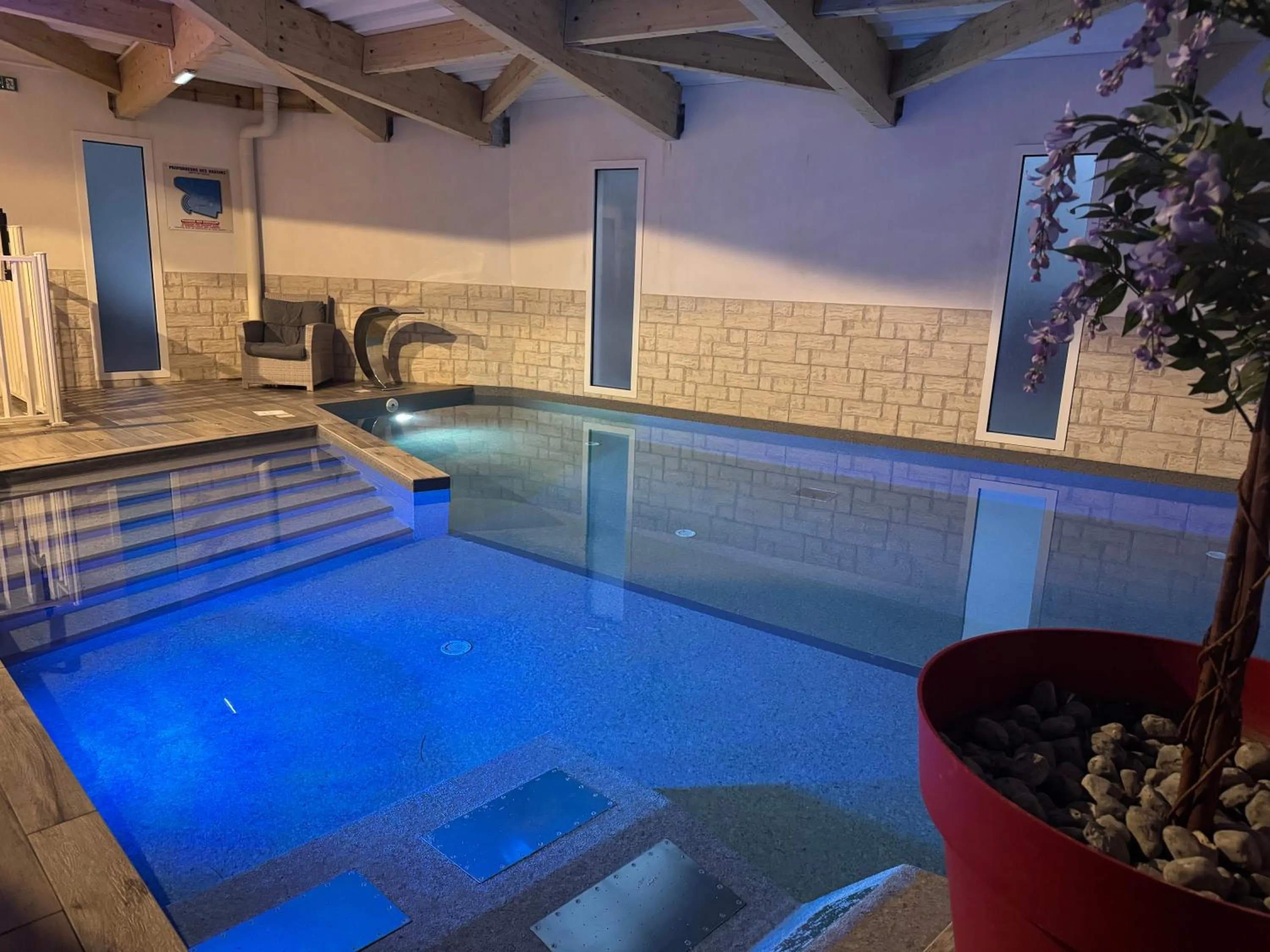 Swimming pool in Hôtel Calme Des Pins & Spa
