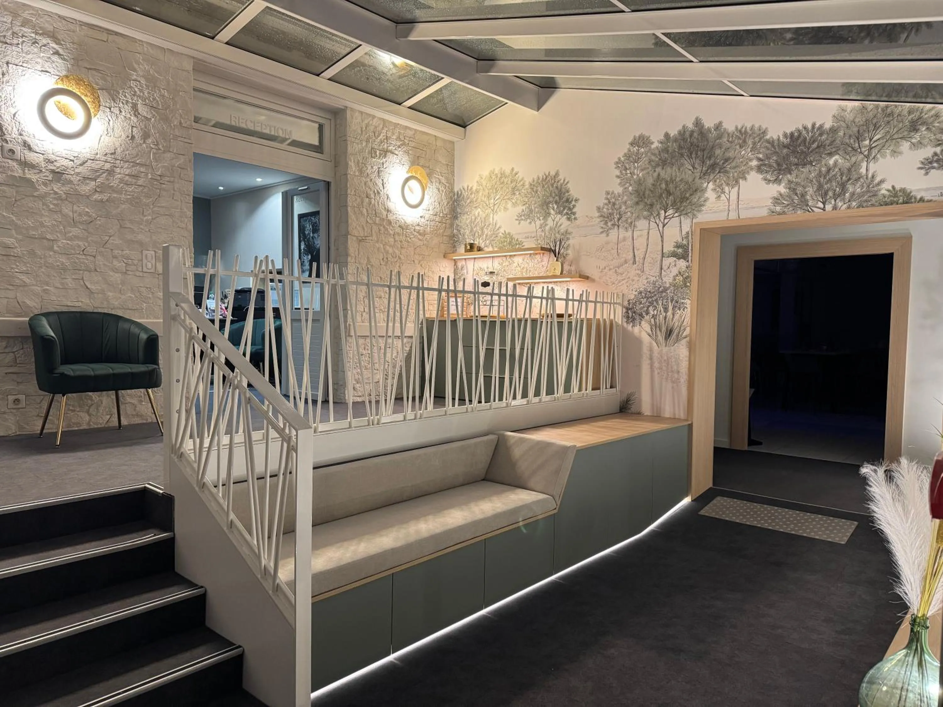 Lobby or reception in Hôtel Calme Des Pins & Spa