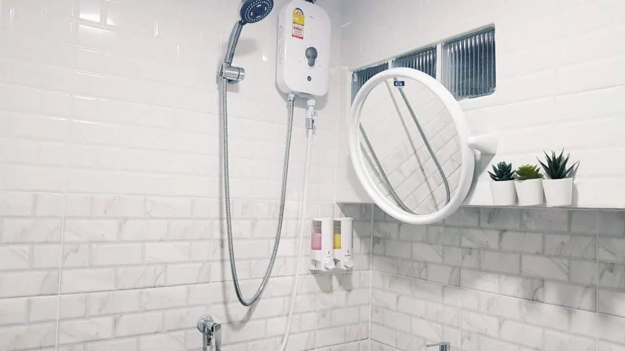 Shower in Baan U-Sabai บ้านอยู่สบาย