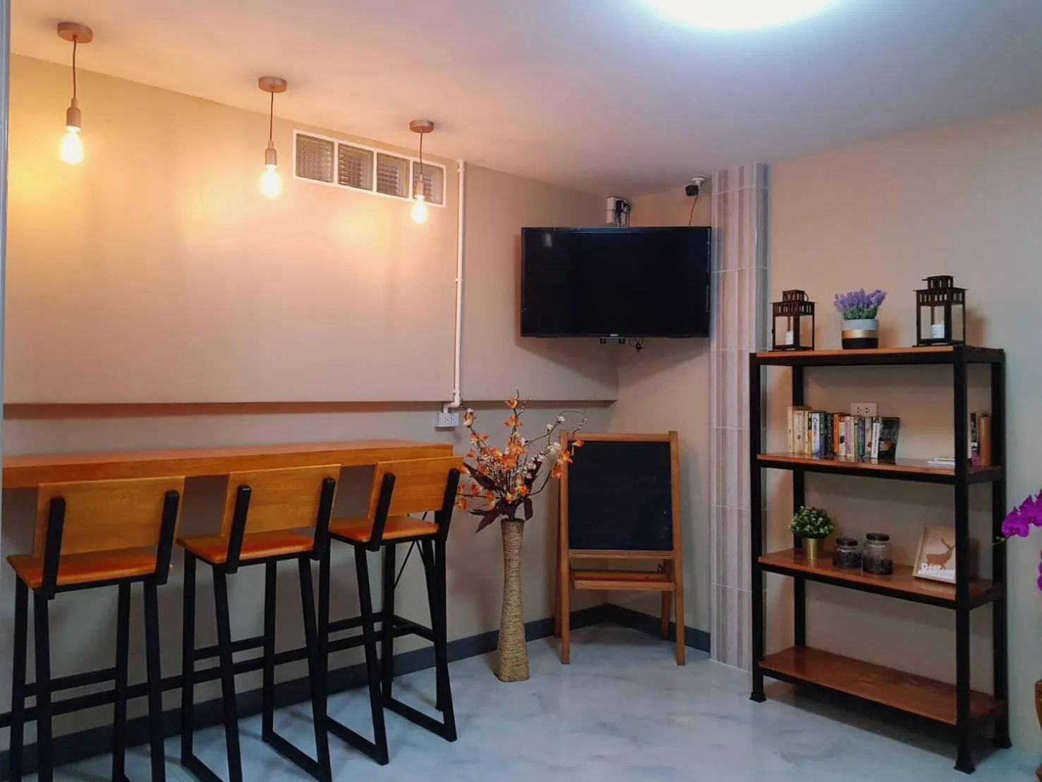 Communal lounge/ TV room in Baan U-Sabai บ้านอยู่สบาย
