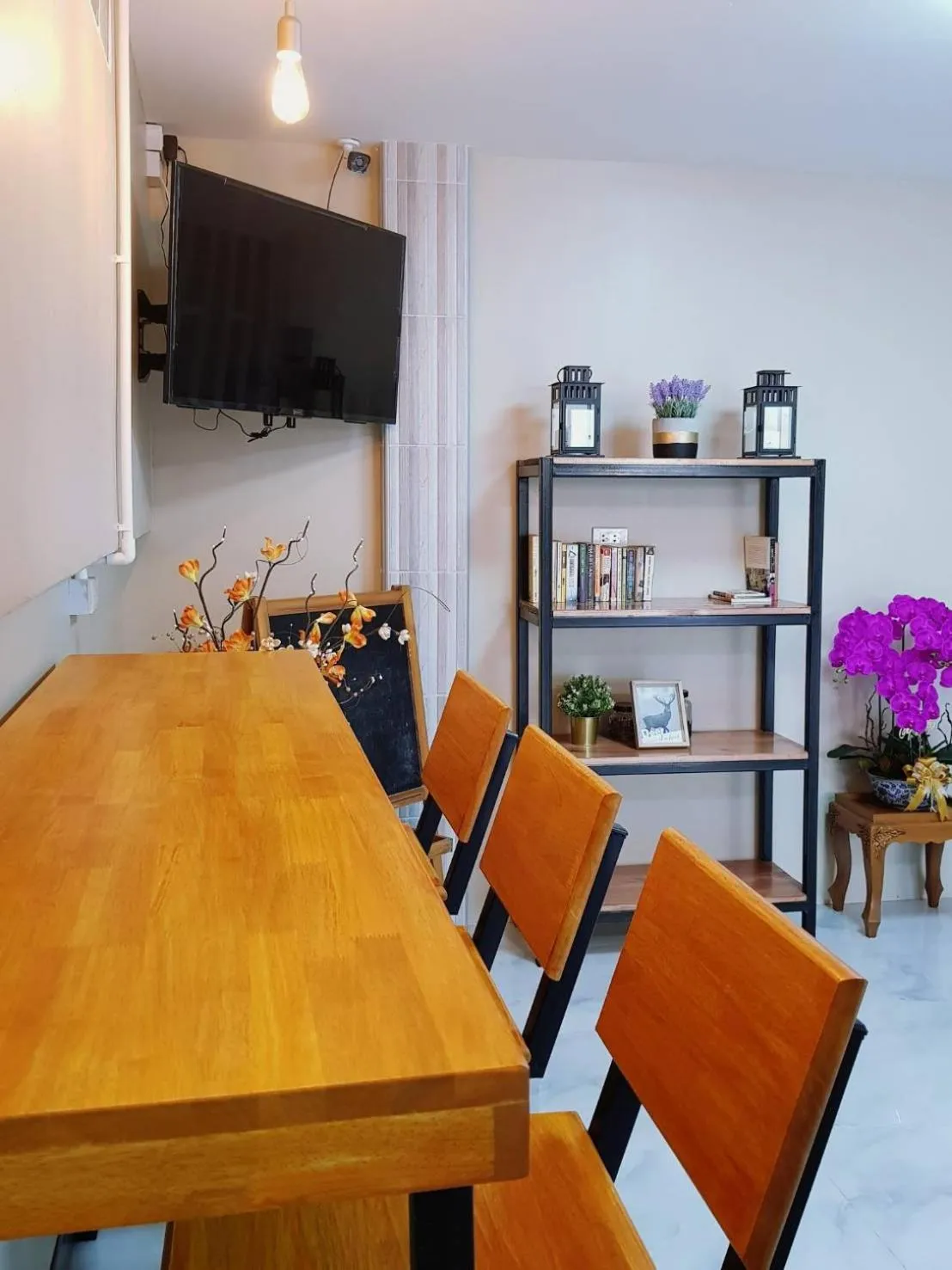 Communal lounge/ TV room in Baan U-Sabai บ้านอยู่สบาย