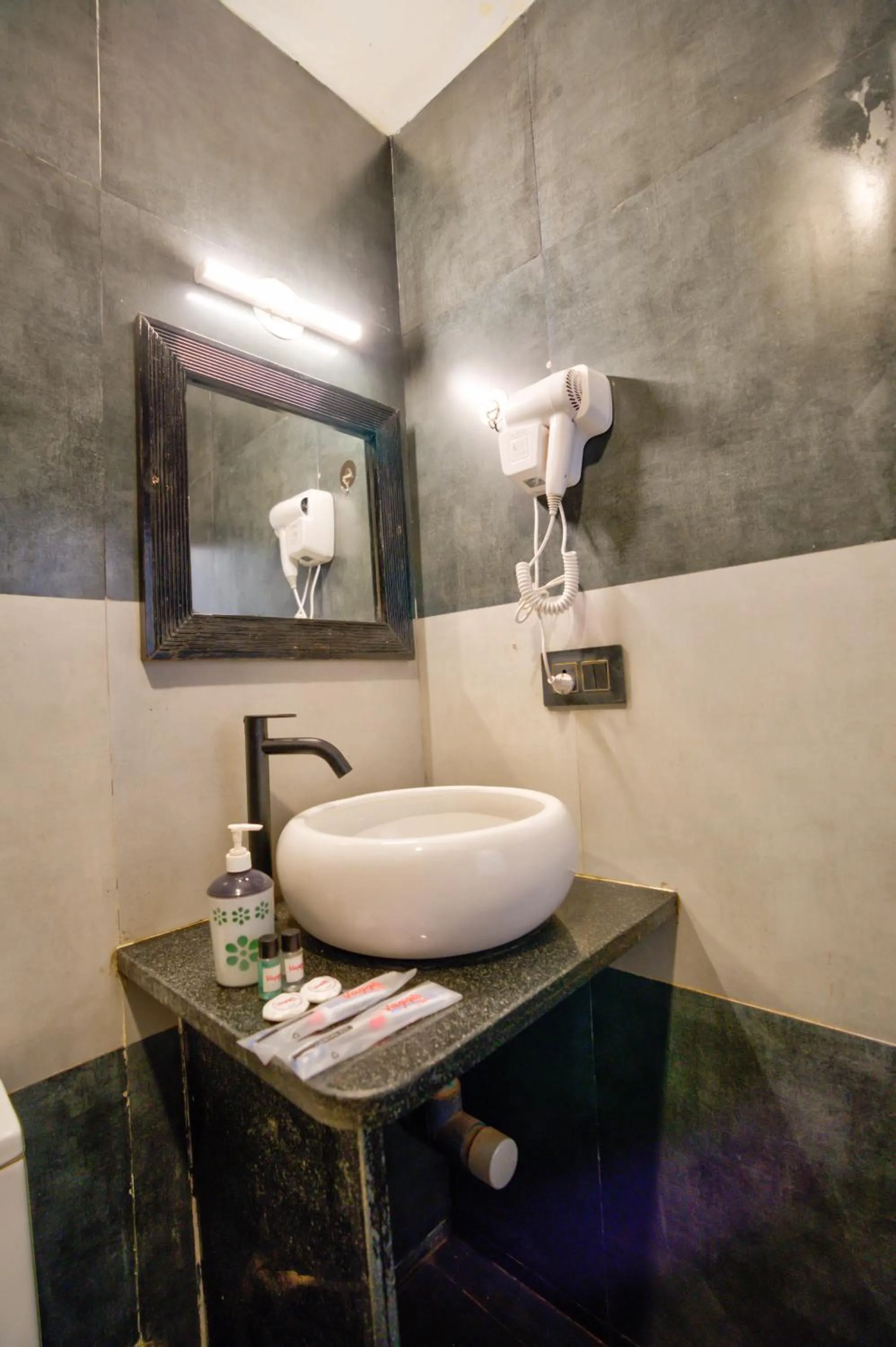 Shower in Hotel Vaggi's Place