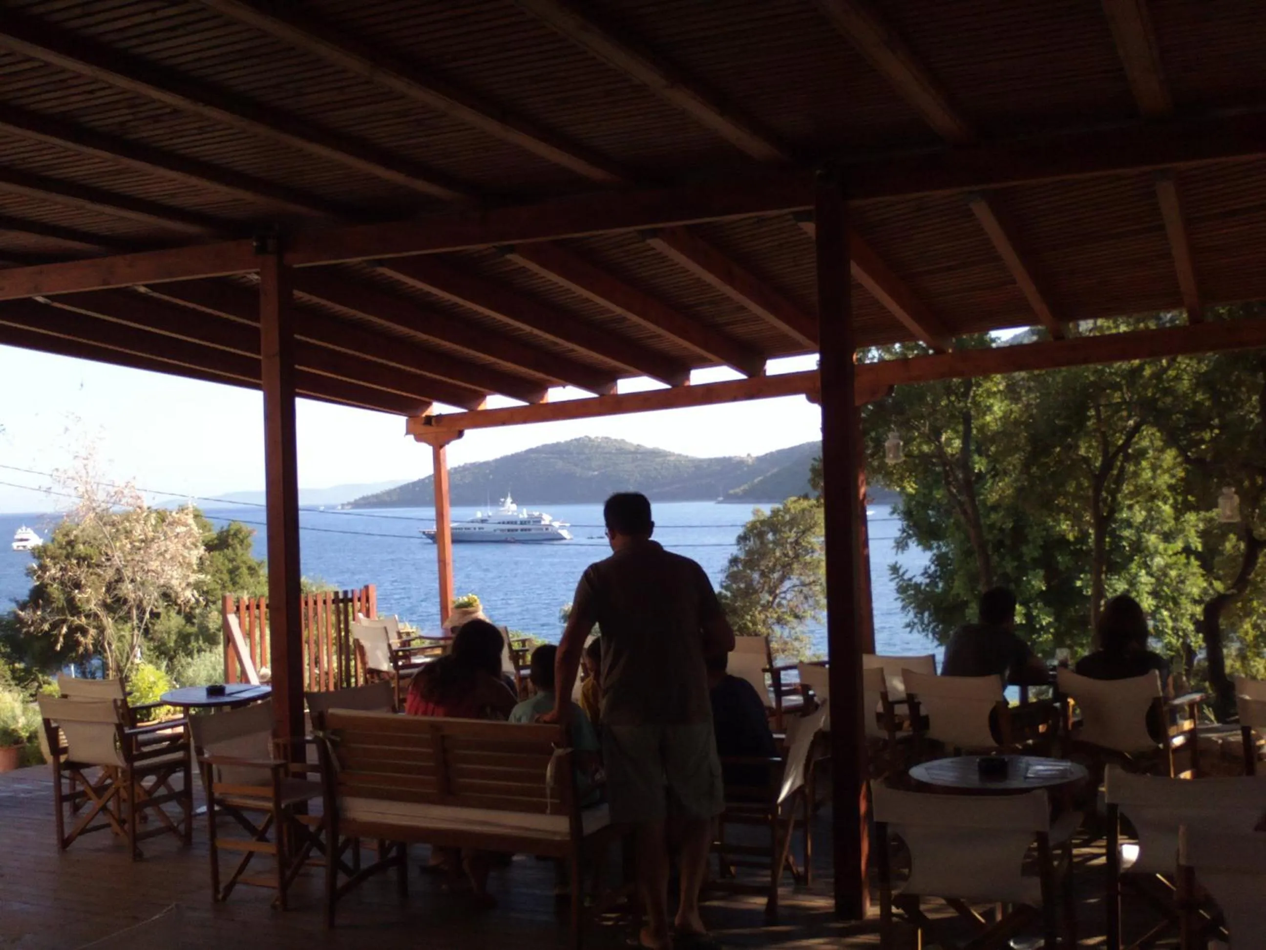 Restaurant/places to eat in Mikros Gialos Apartments