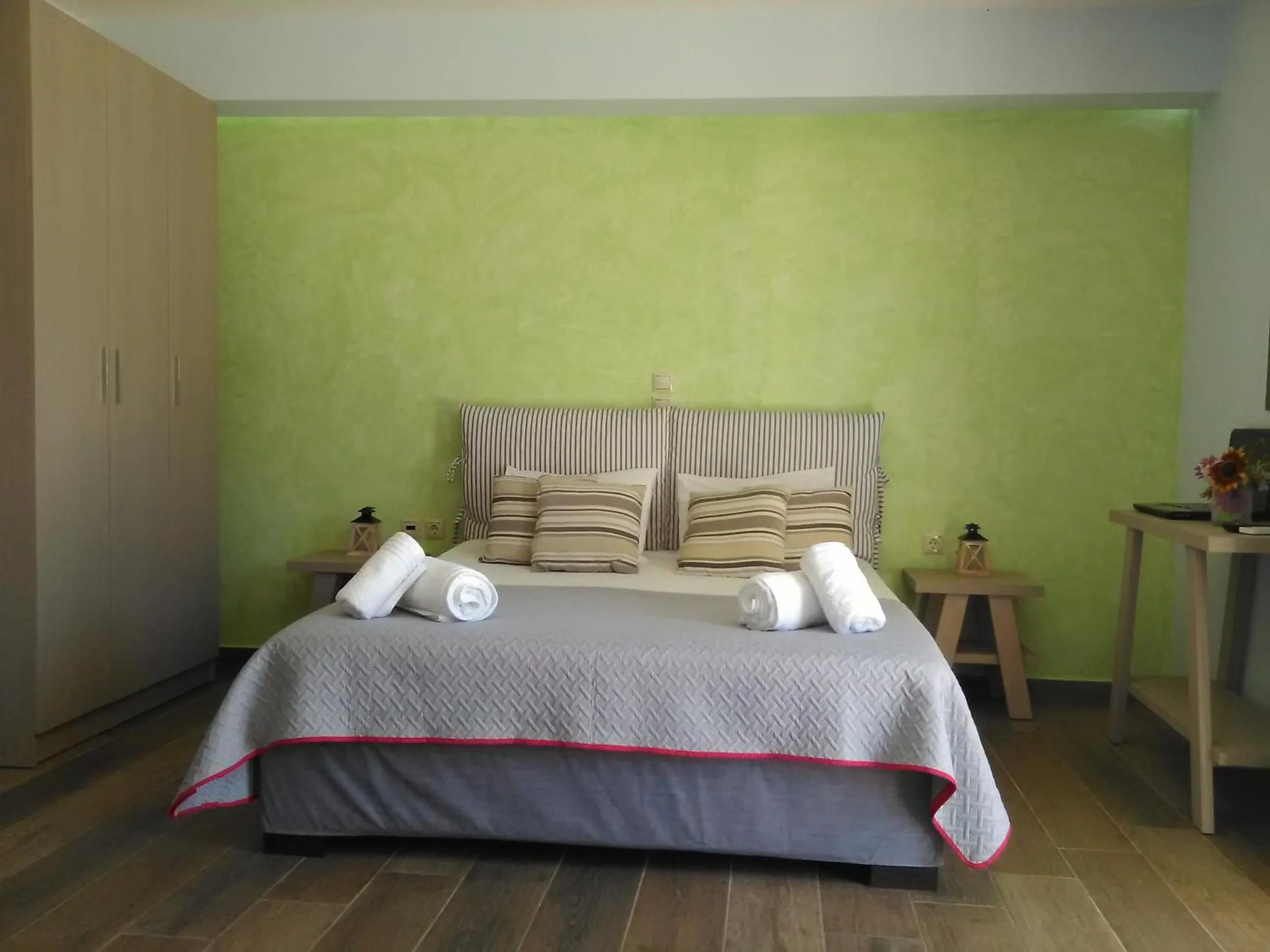 Bed in Mikros Gialos Apartments