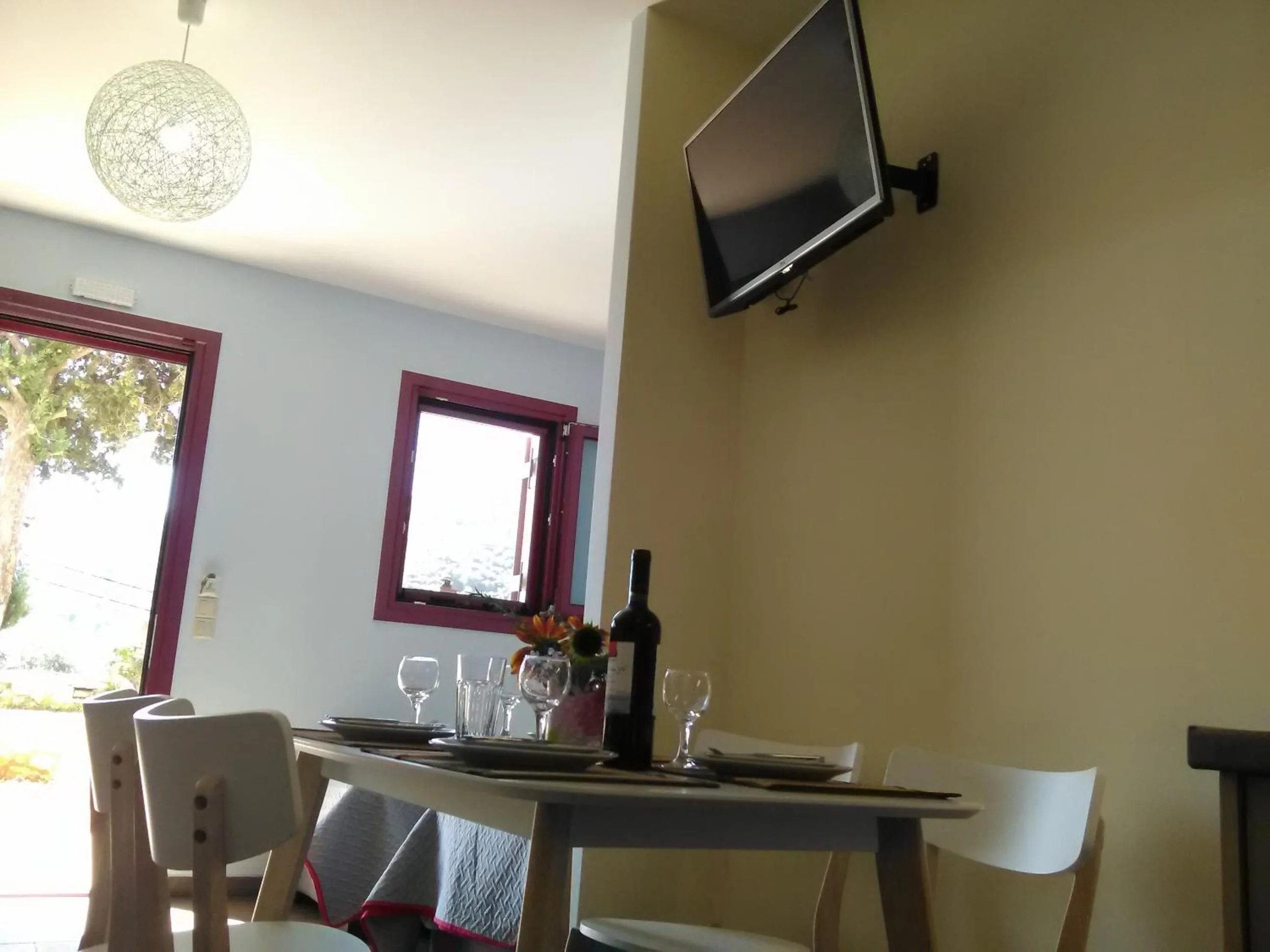 Dining area in Mikros Gialos Apartments