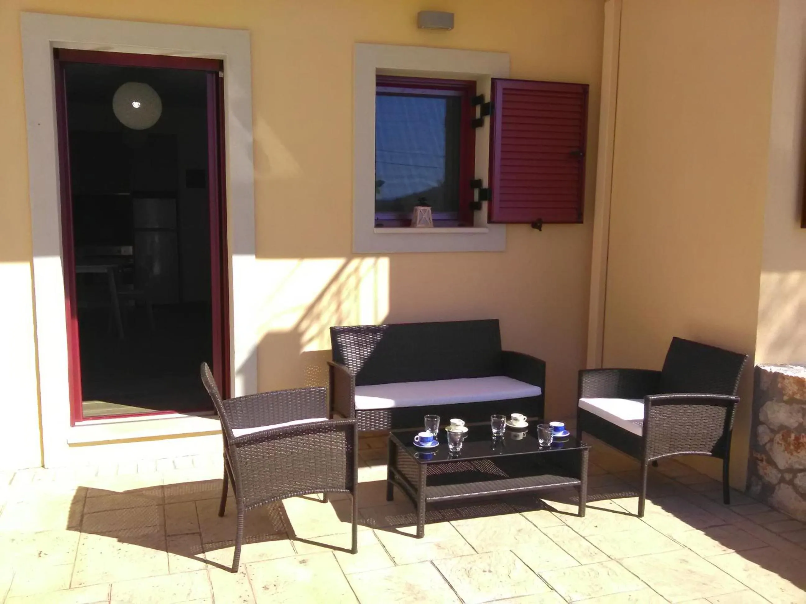 Area and facilities in Mikros Gialos Apartments