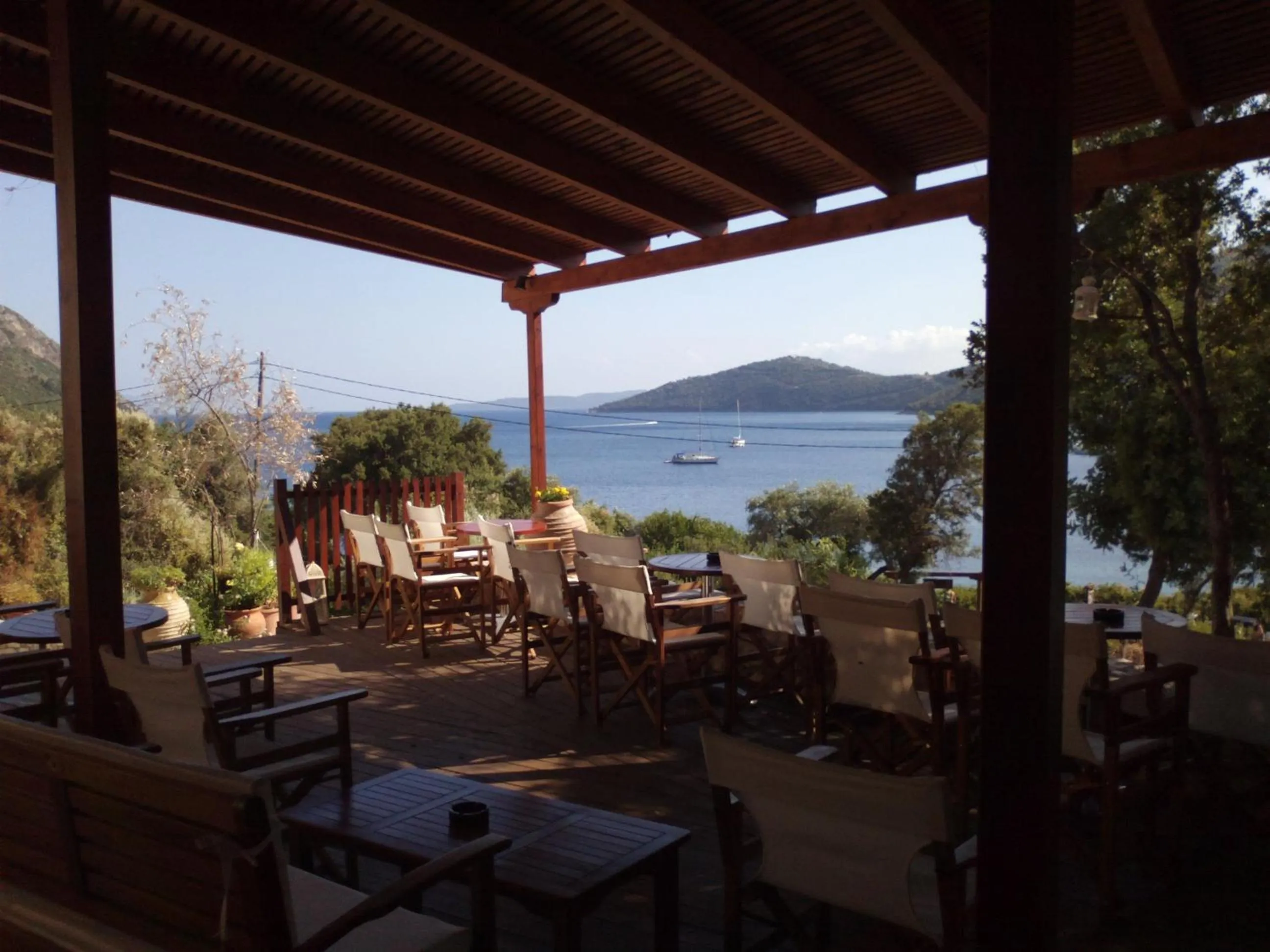 Restaurant/places to eat in Mikros Gialos Apartments