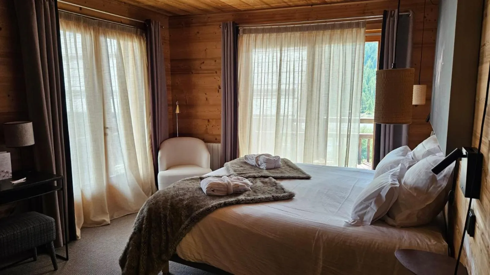 Bed in Le Chalet Blanc Hôtel & Spa