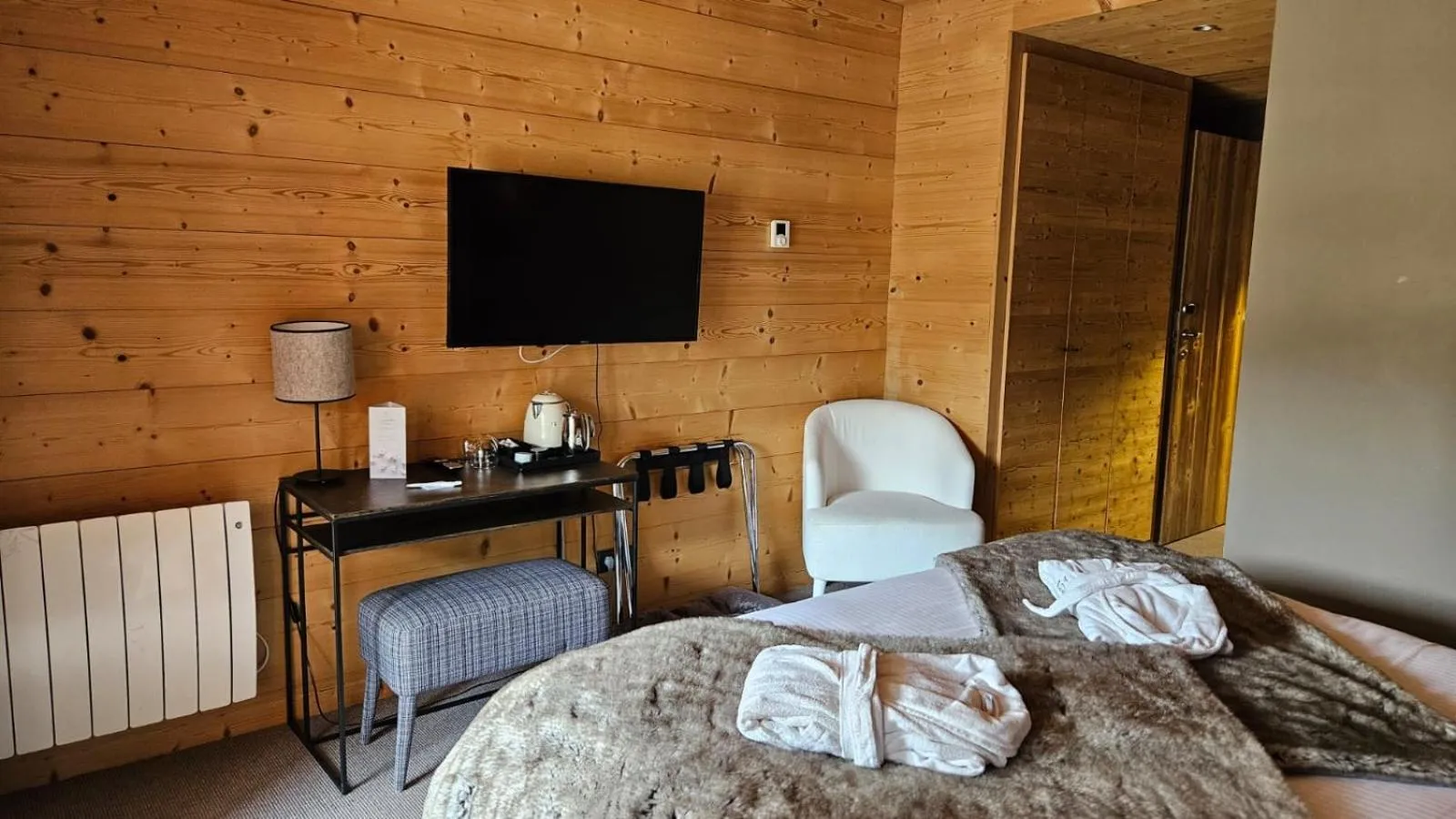 Bed in Le Chalet Blanc Hôtel & Spa