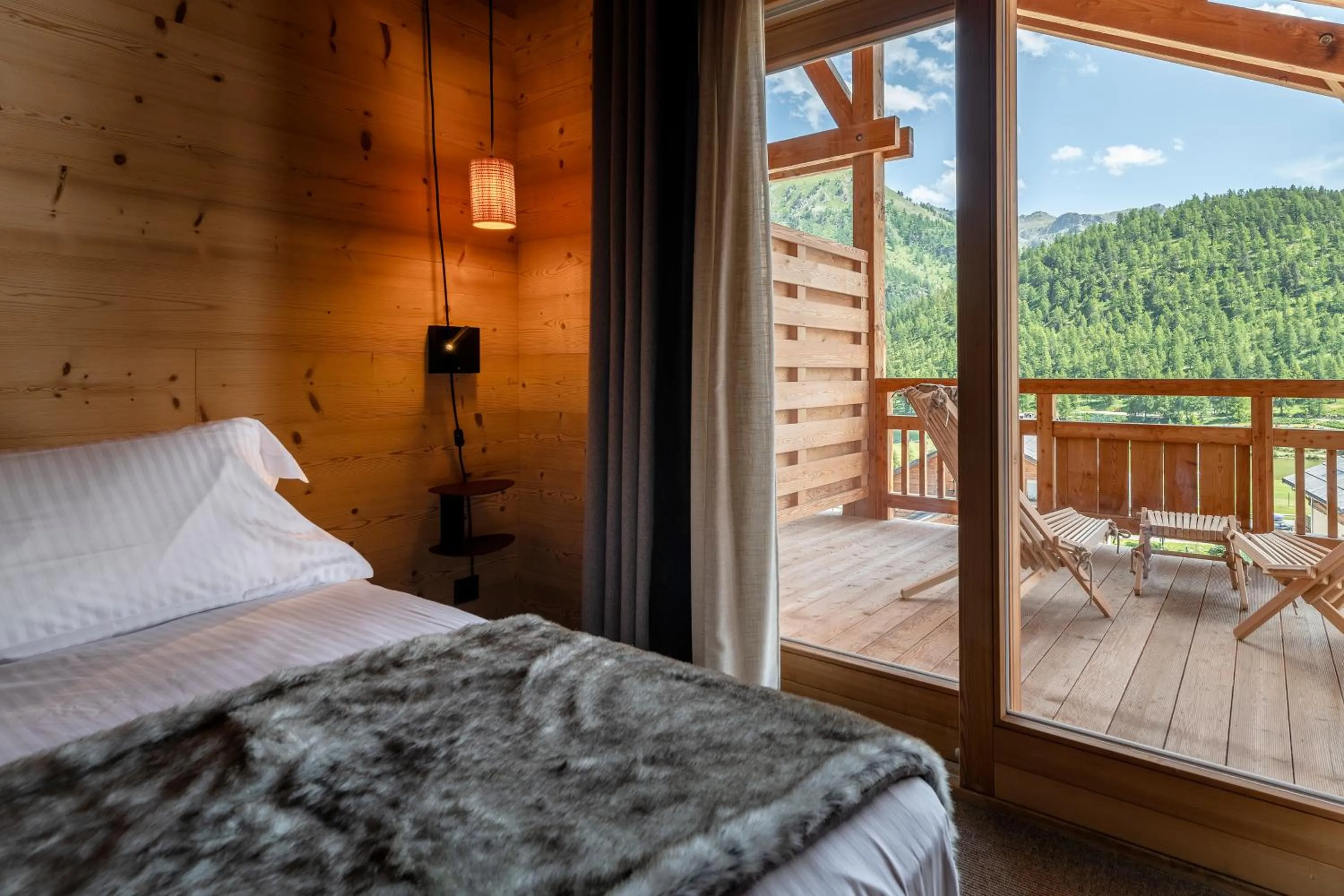 Bed in Le Chalet Blanc Hôtel & Spa