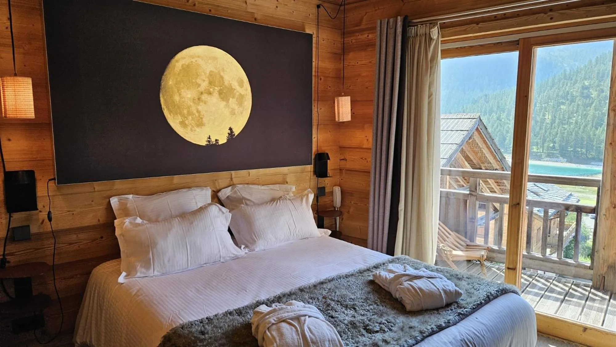 Bed in Le Chalet Blanc Hôtel & Spa