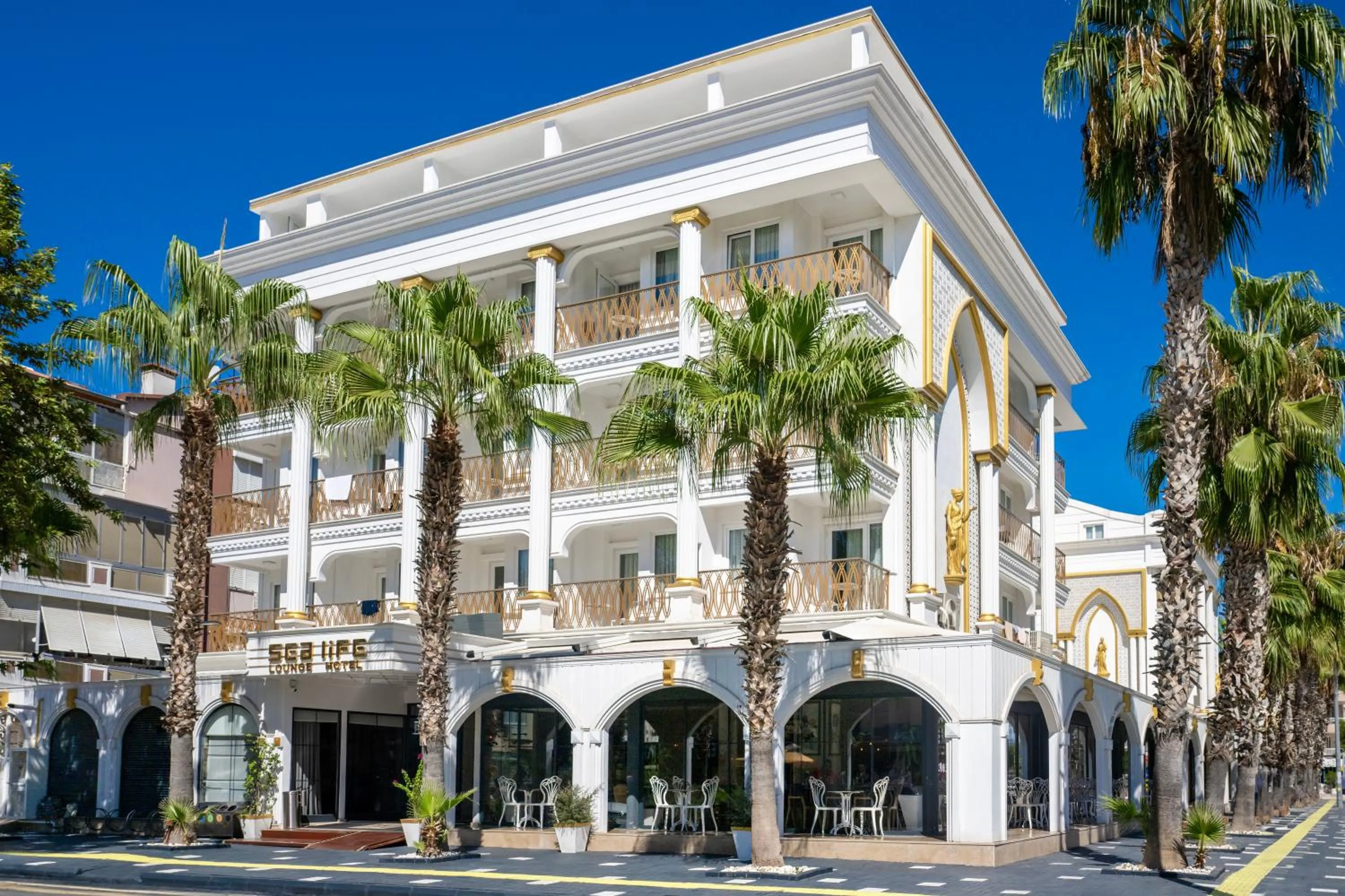 Property building in Sealife Lounge - Adult only