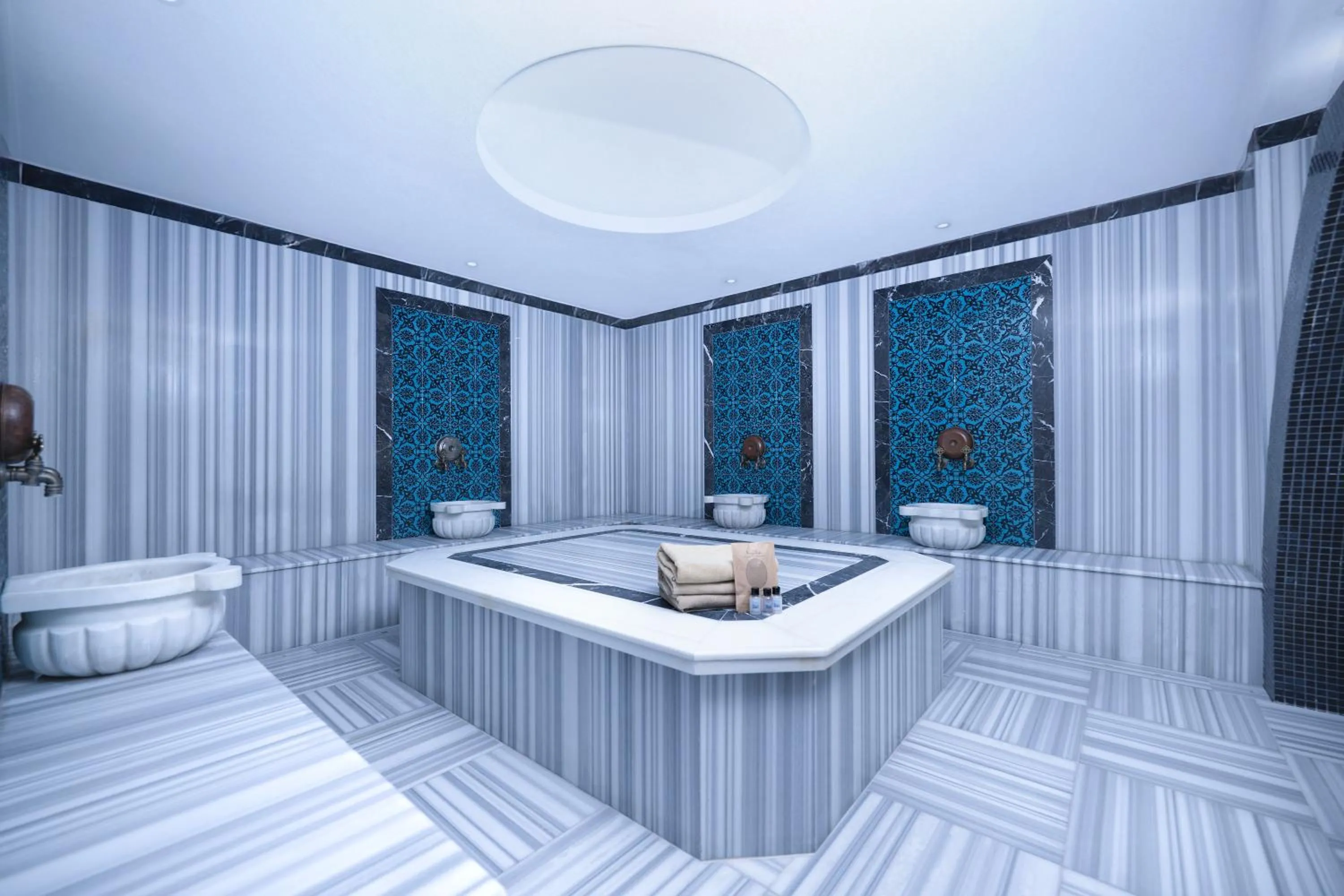 Public Bath in Sealife Lounge - Adult only