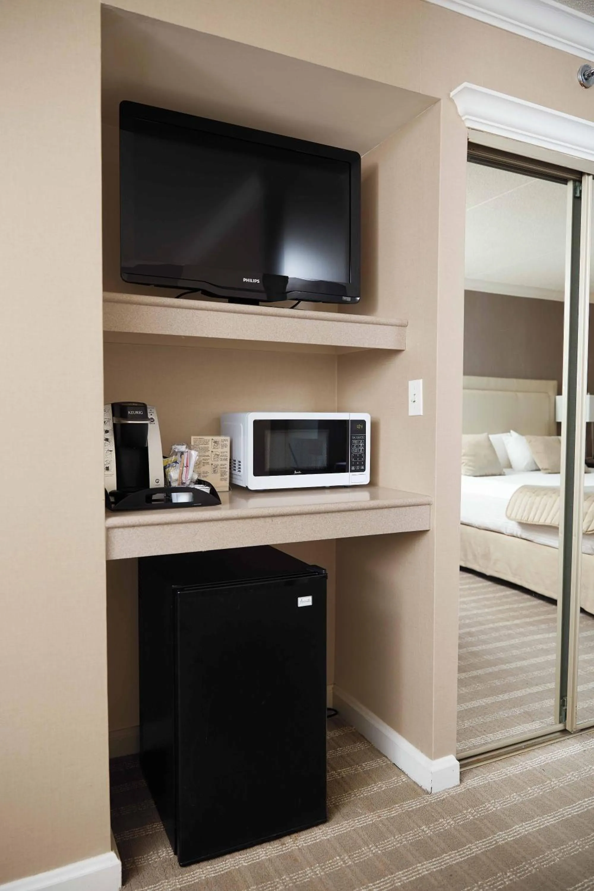 Coffee/tea facilities, Bed in Ethan Allen Hotel