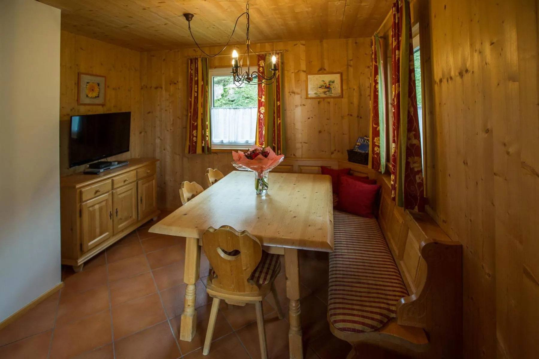 Dining area in Alpendorf Dachstein West by ALPS RESORTS