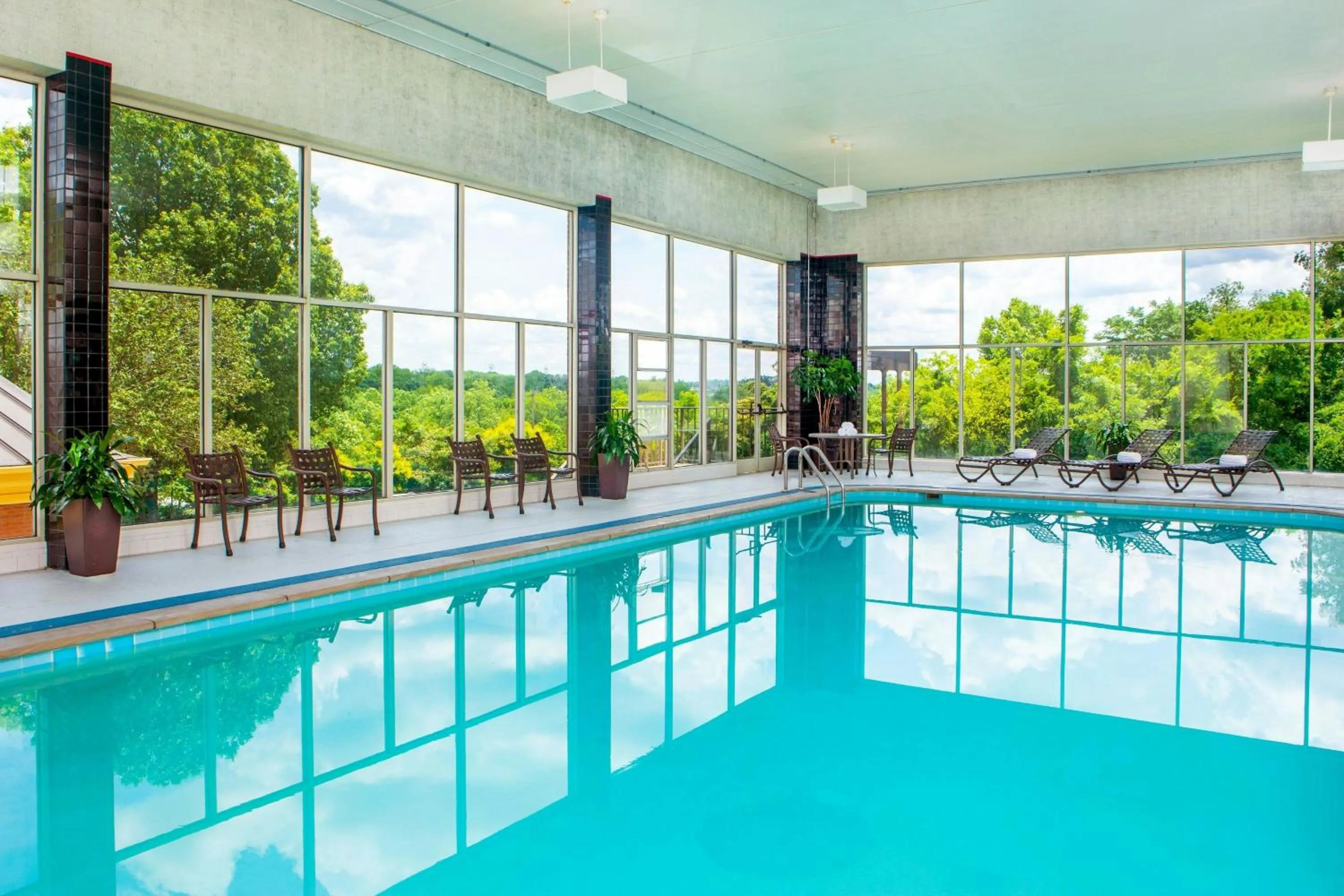 Swimming pool in Sheraton Music City Nashville Airport