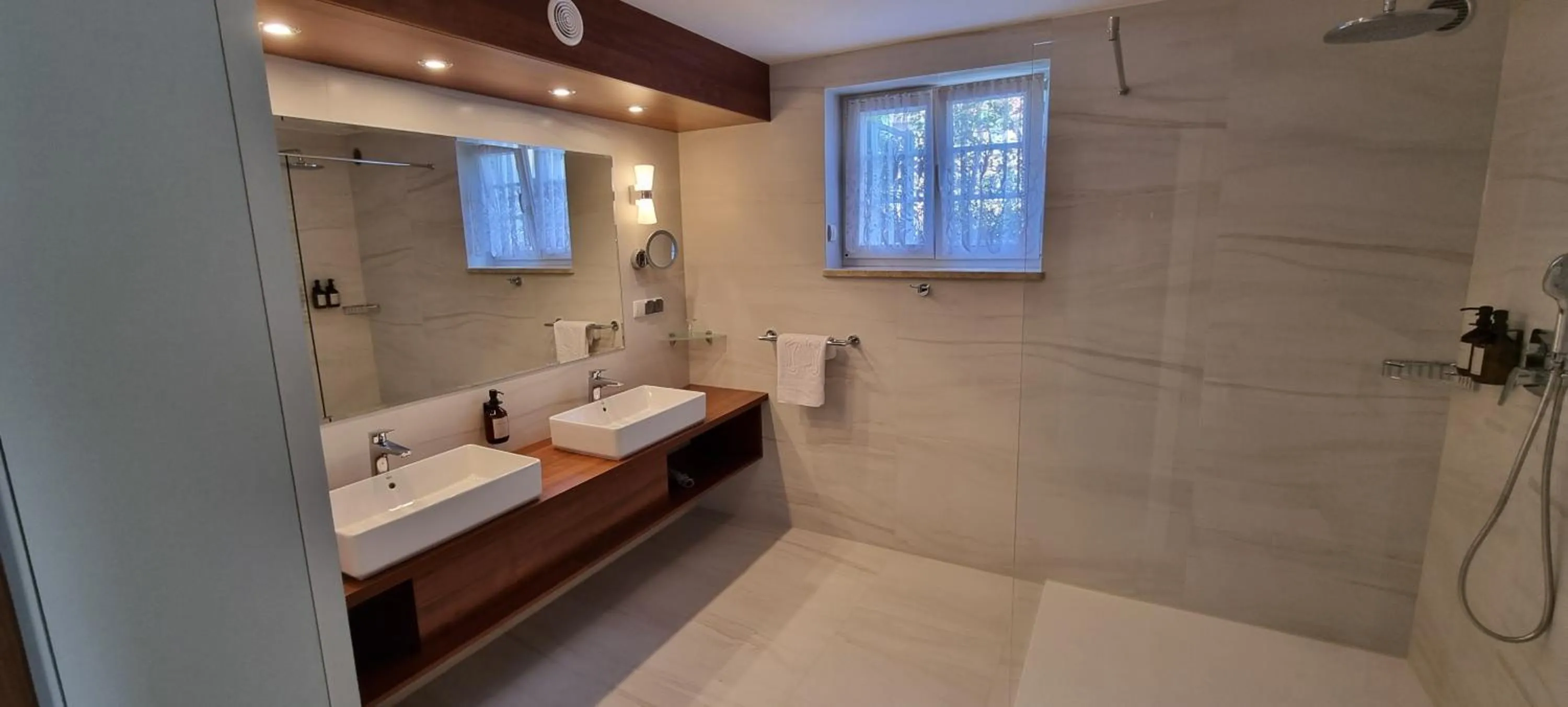 Double Room with Lake View - single occupancy in Villa Le Lux