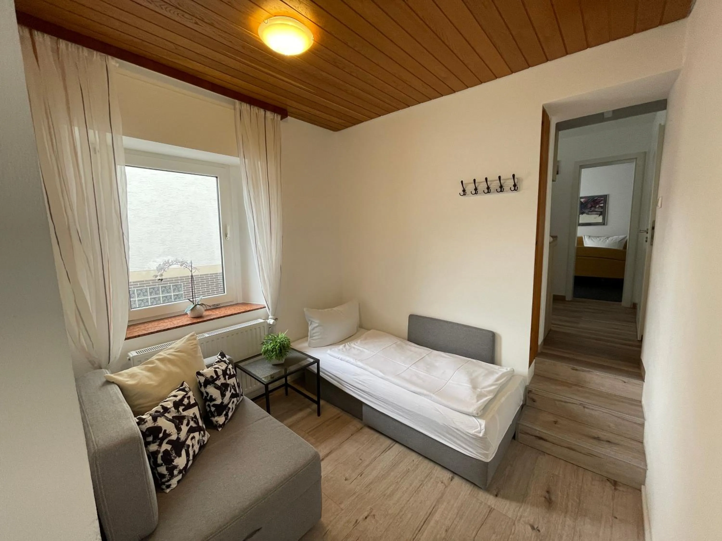 Living room, Bed in Ferienwohnungen Haus zur Linde