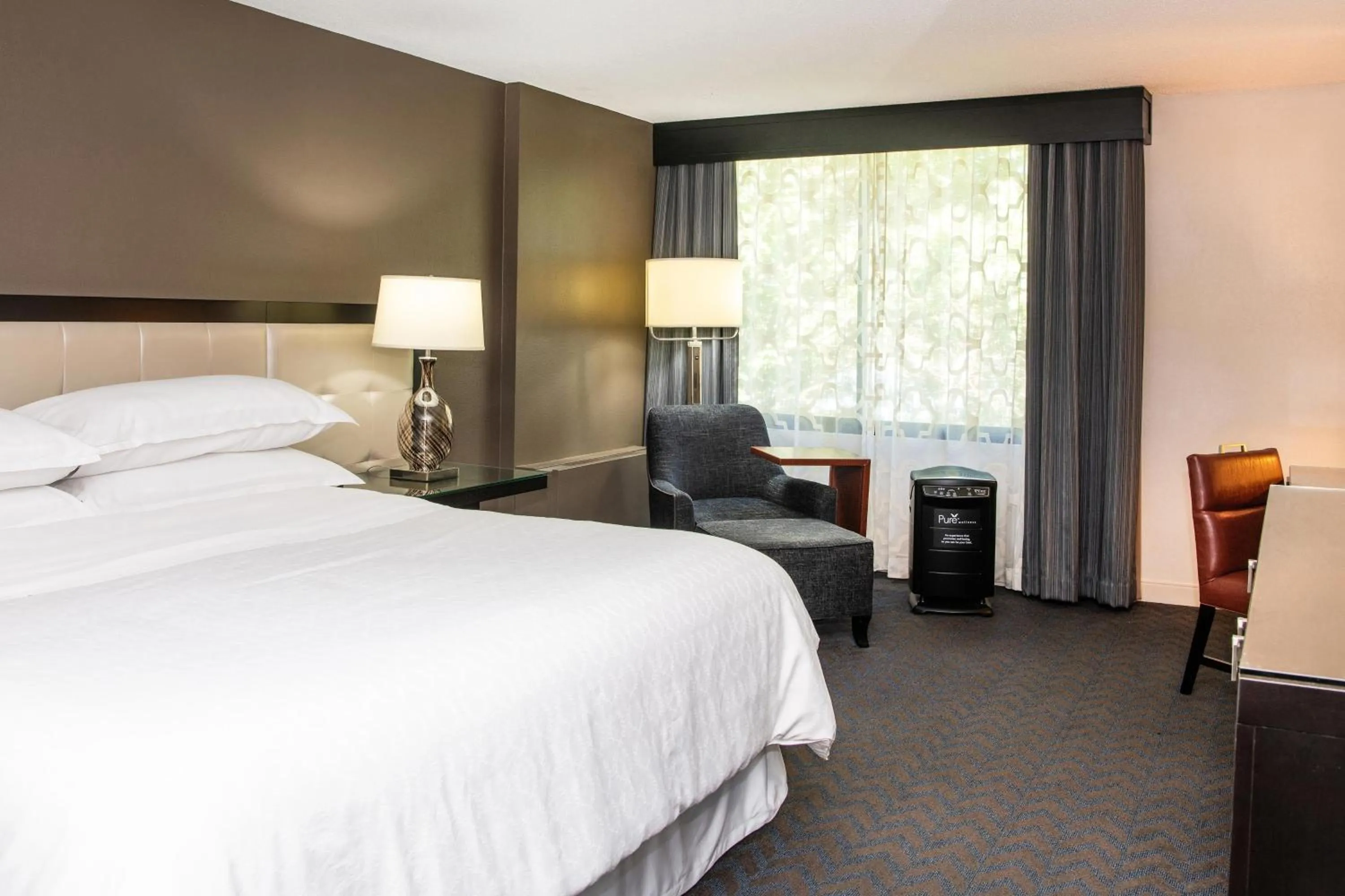 Photo of the whole room, Bed in Sheraton Minneapolis West Hotel