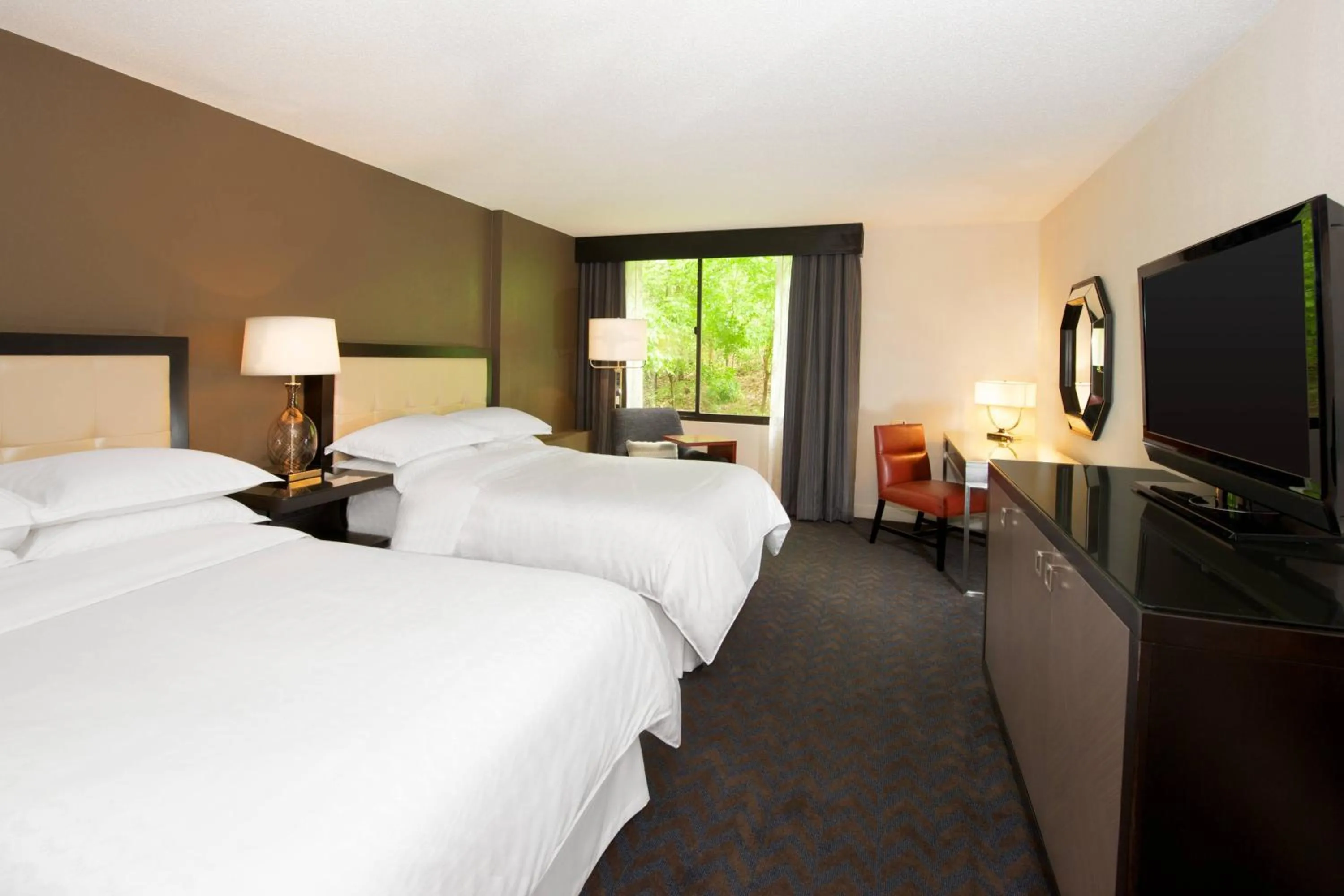 Photo of the whole room, Bed in Sheraton Minneapolis West Hotel