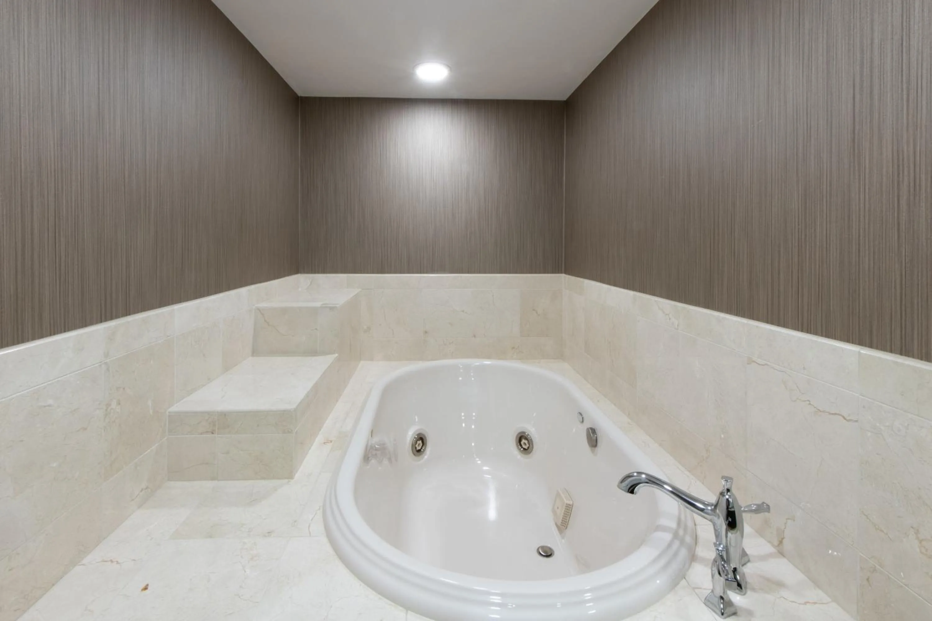 Photo of the whole room in Sheraton Minneapolis West Hotel