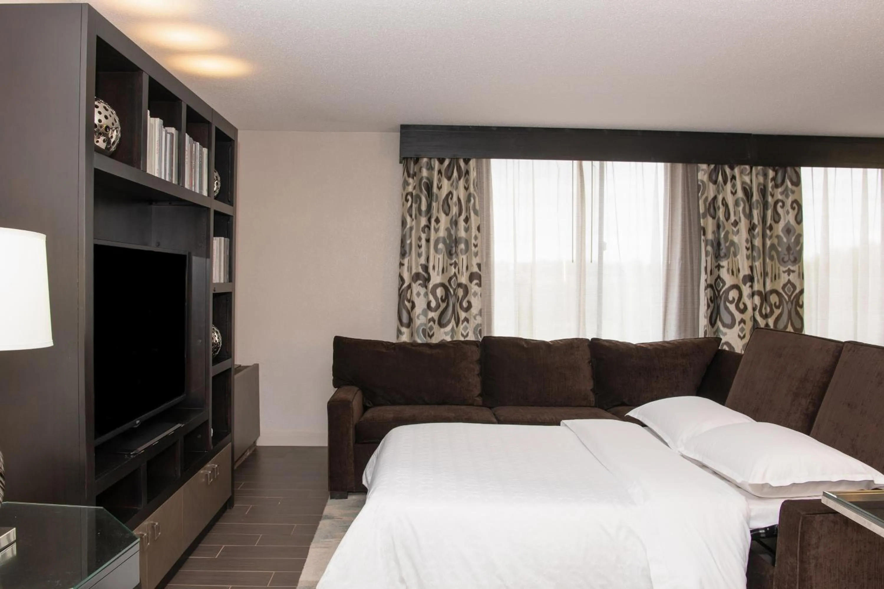 Photo of the whole room, Bed in Sheraton Minneapolis West Hotel