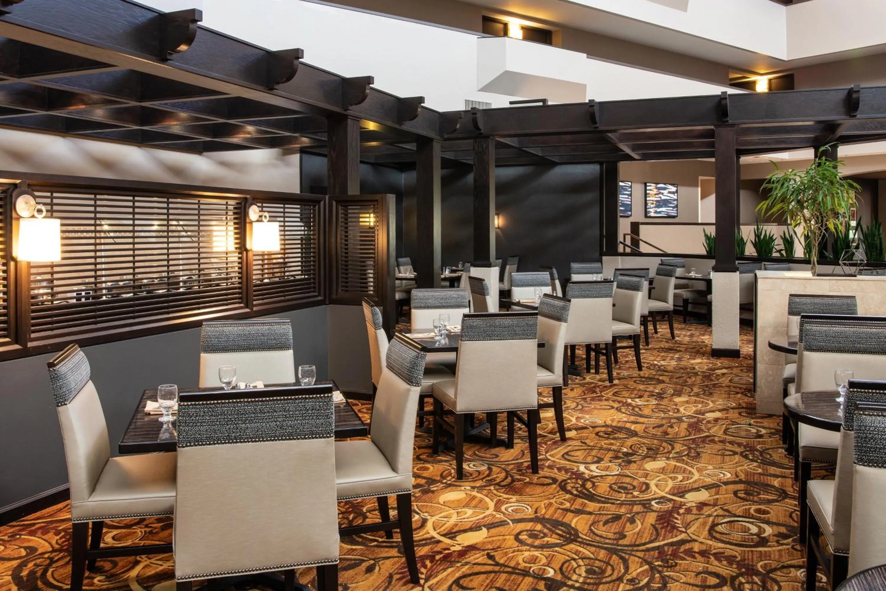 Restaurant/places to eat in Sheraton Minneapolis West Hotel