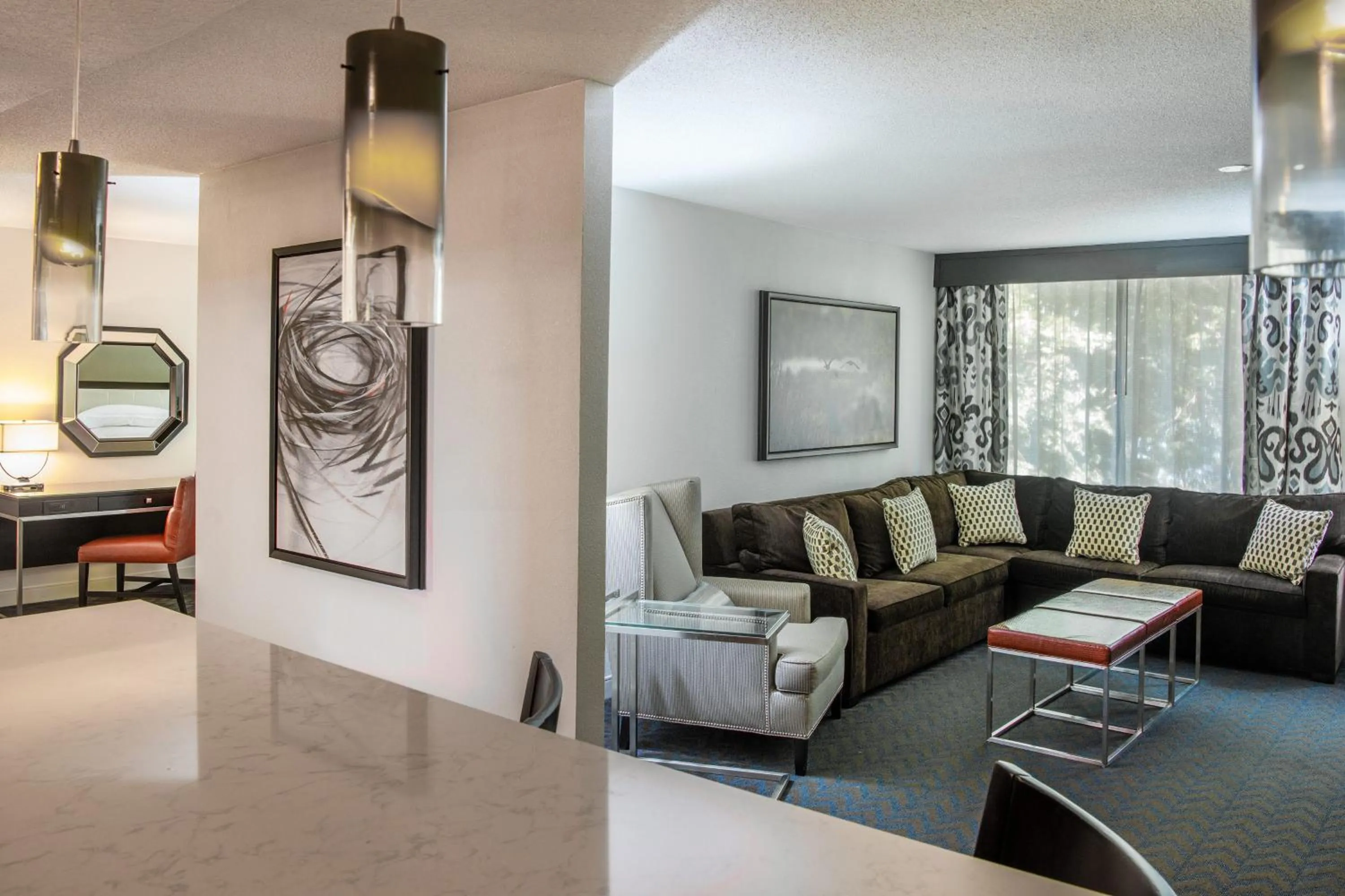 Living room in Sheraton Minneapolis West Hotel