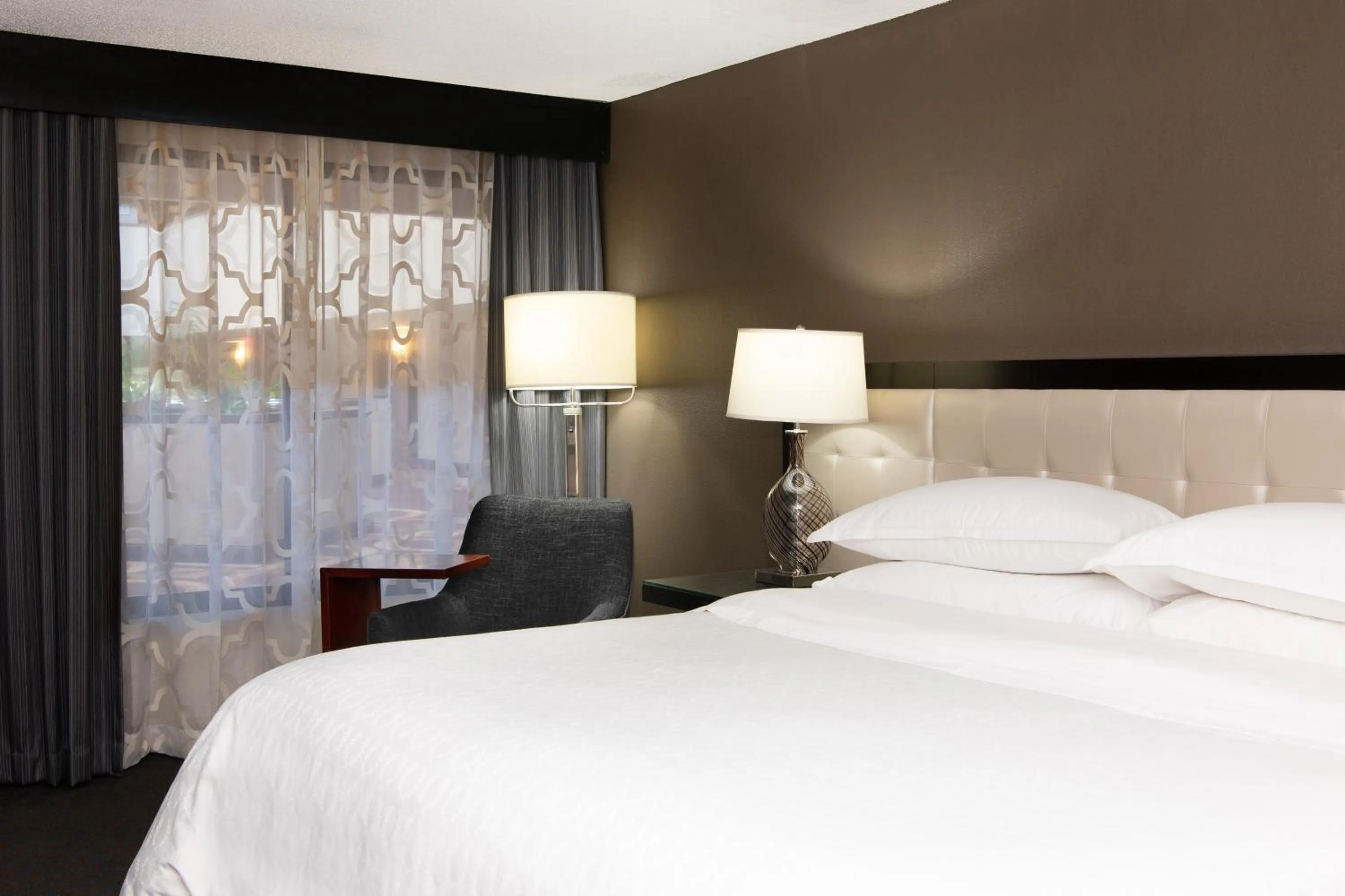 Photo of the whole room, Bed in Sheraton Minneapolis West Hotel