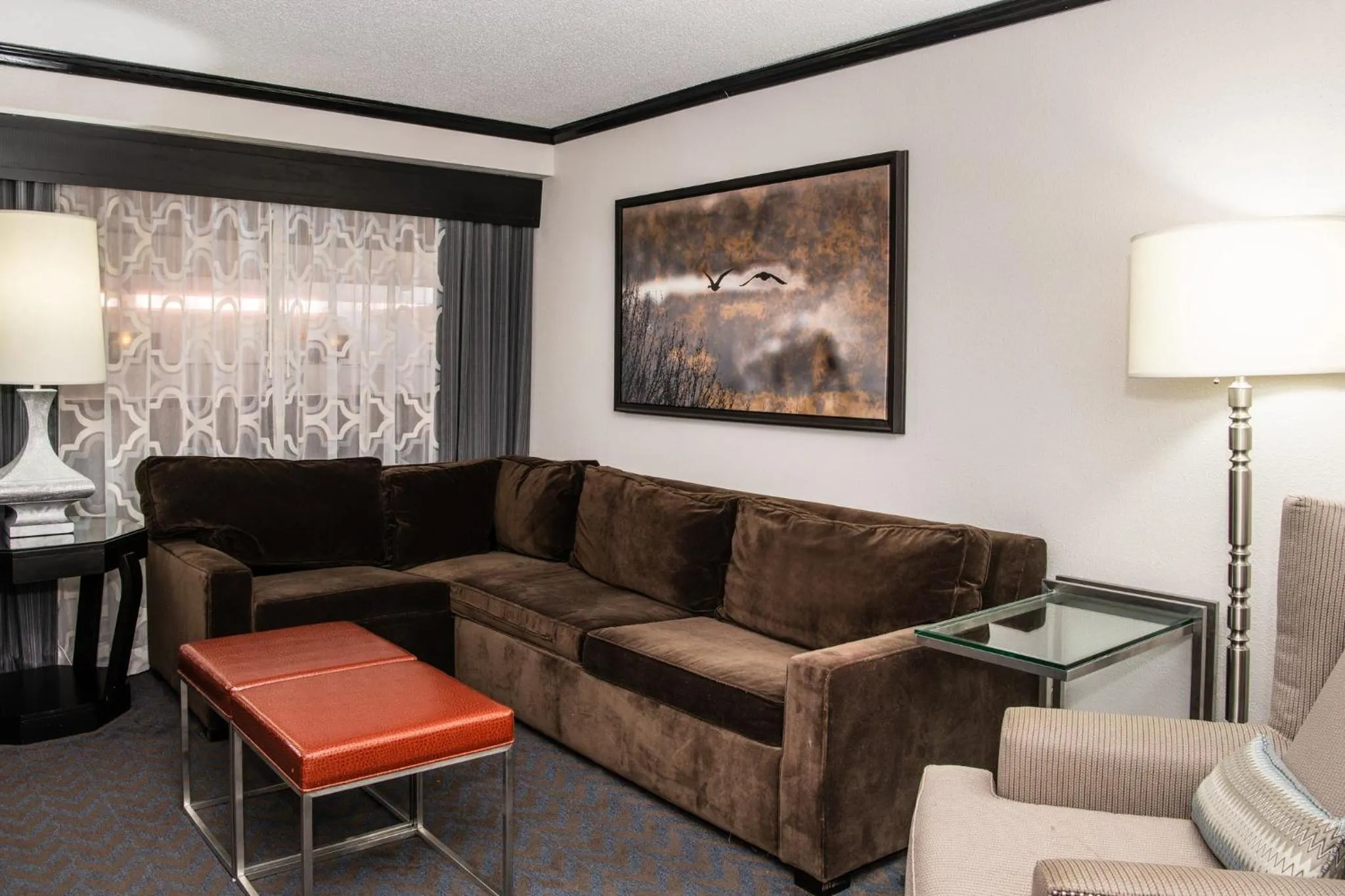 Living room in Sheraton Minneapolis West Hotel