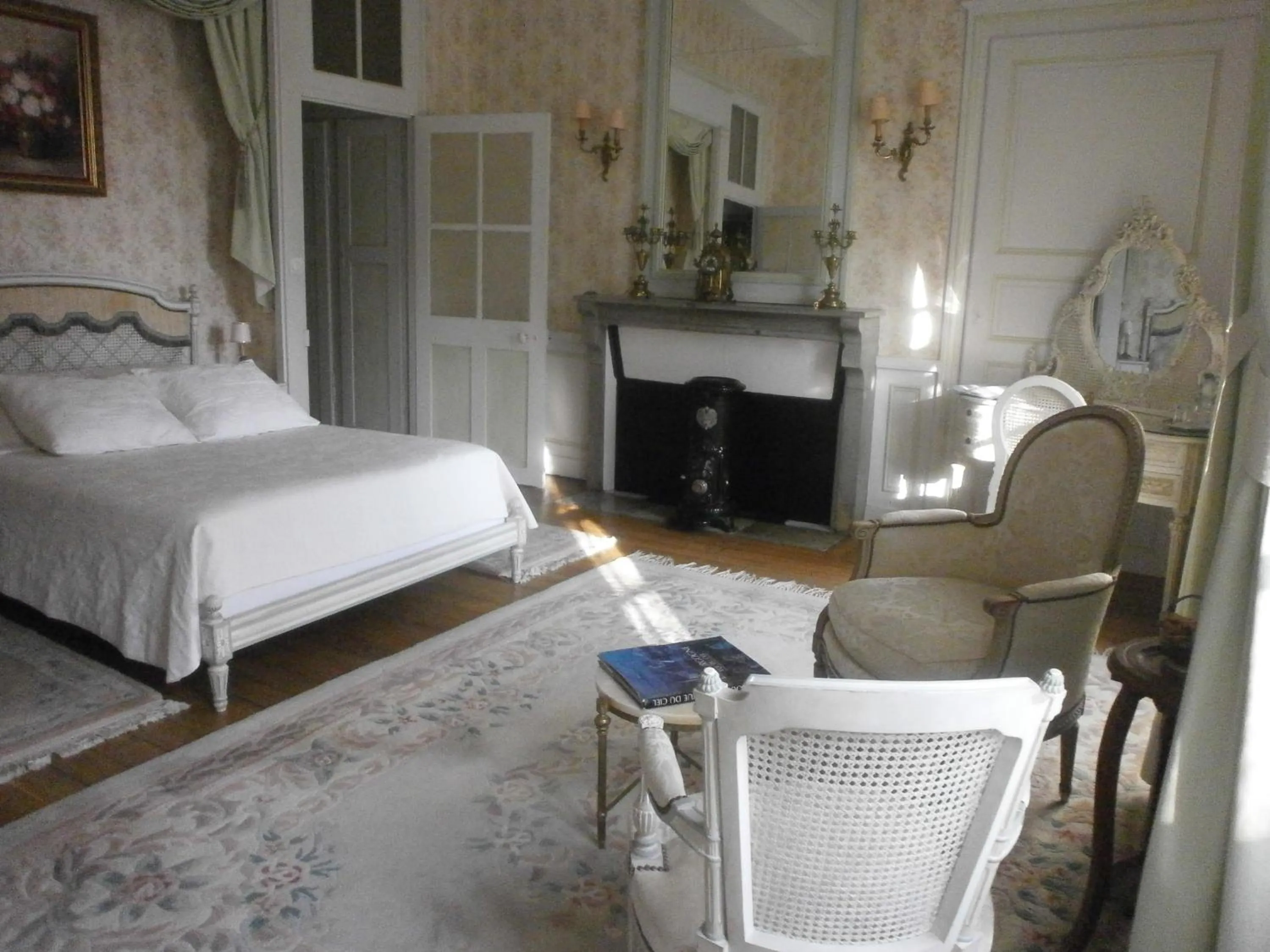 Photo of the whole room, Bed in Le Chateau de Prauthoy
