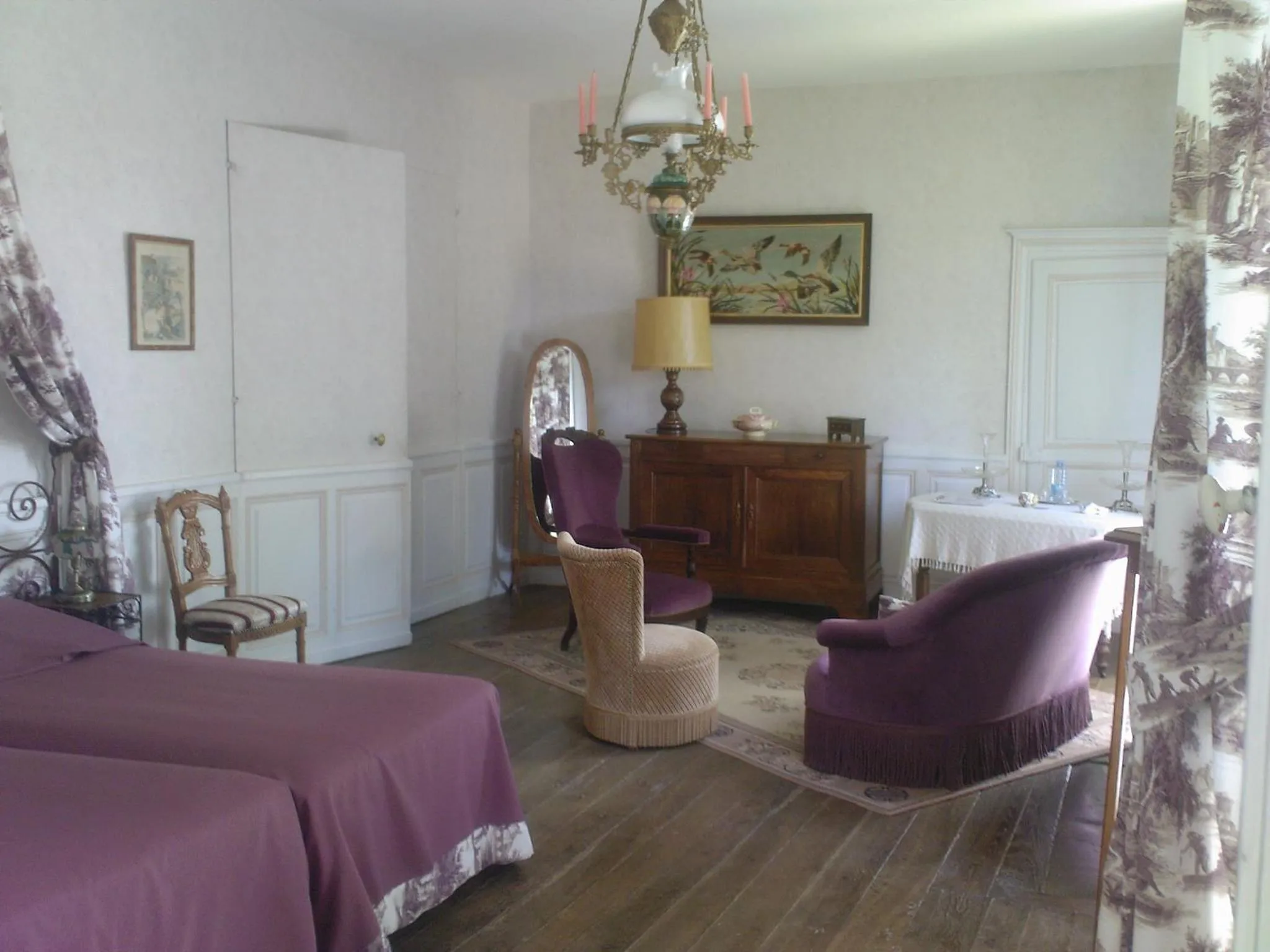 Photo of the whole room, Bed in Le Chateau de Prauthoy