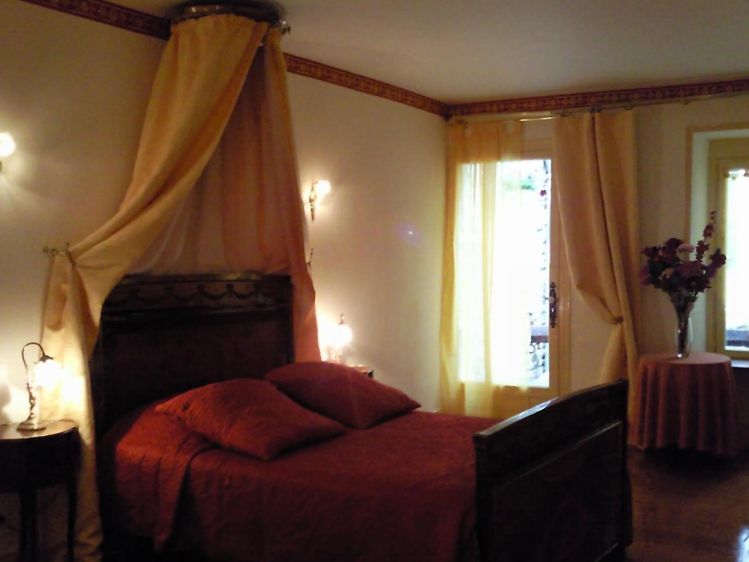 Photo of the whole room, Bed in Le Chateau de Prauthoy