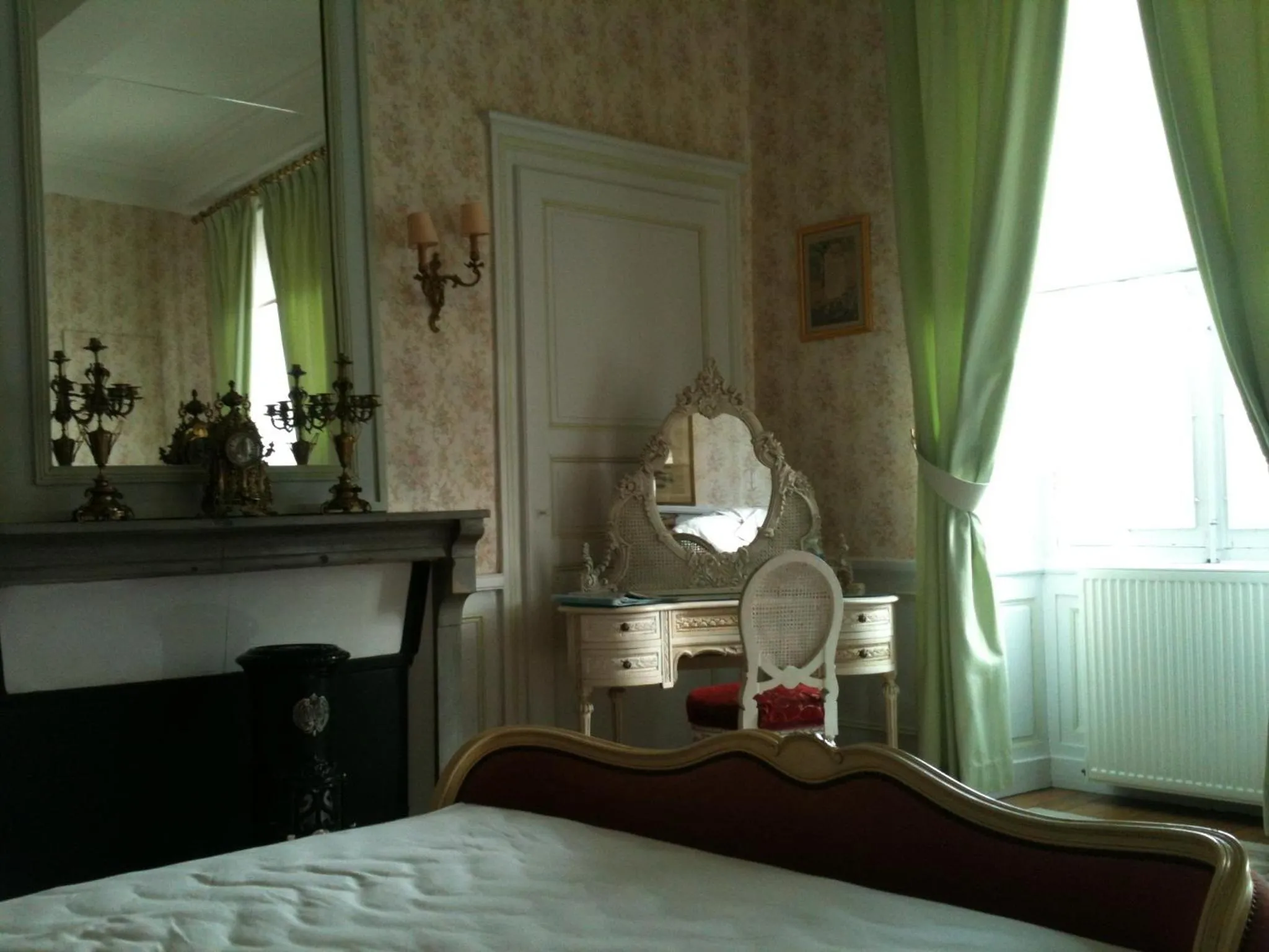 Photo of the whole room, Bed in Le Chateau de Prauthoy