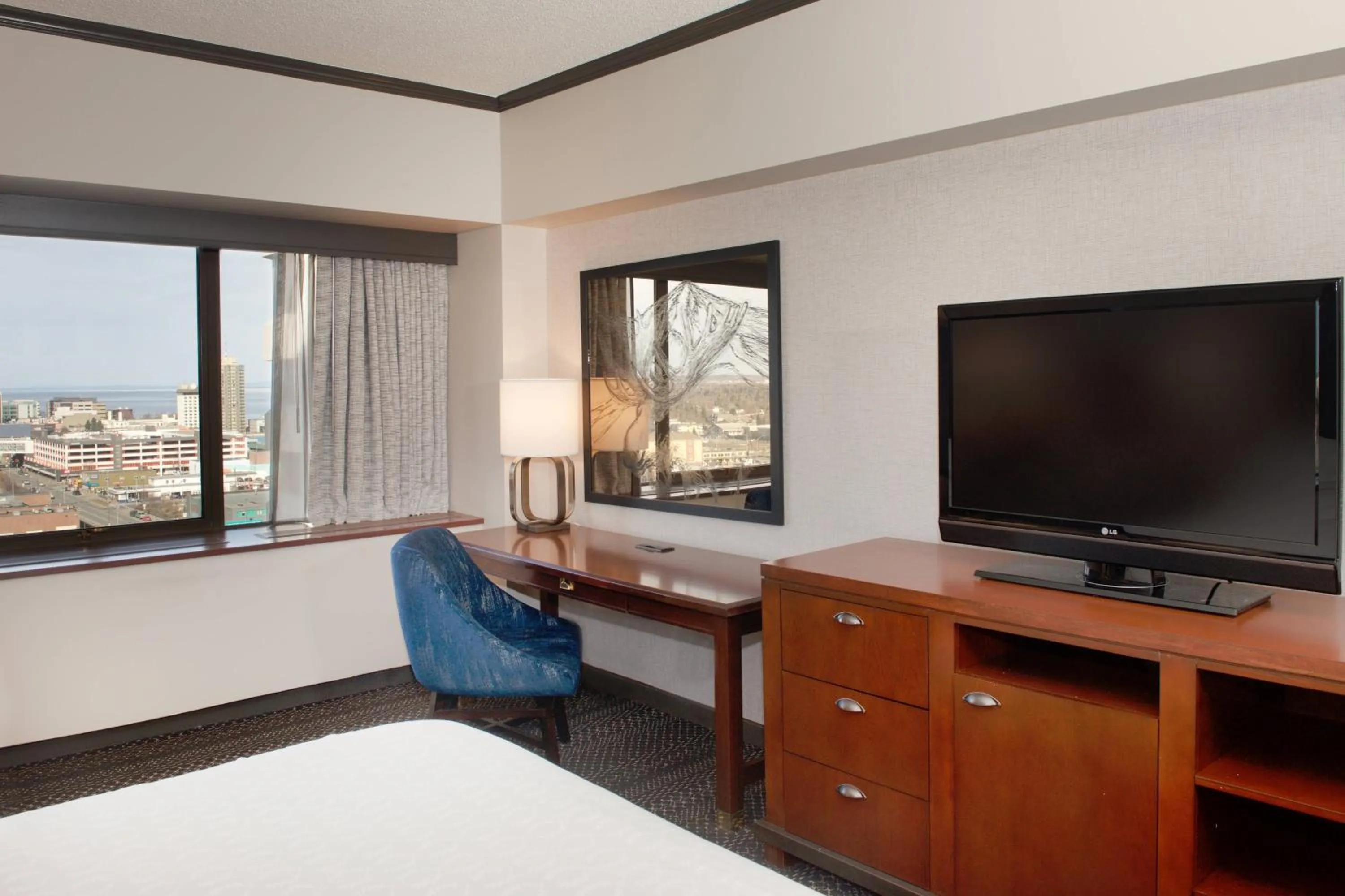 Photo of the whole room, Bed in Sheraton Anchorage Hotel