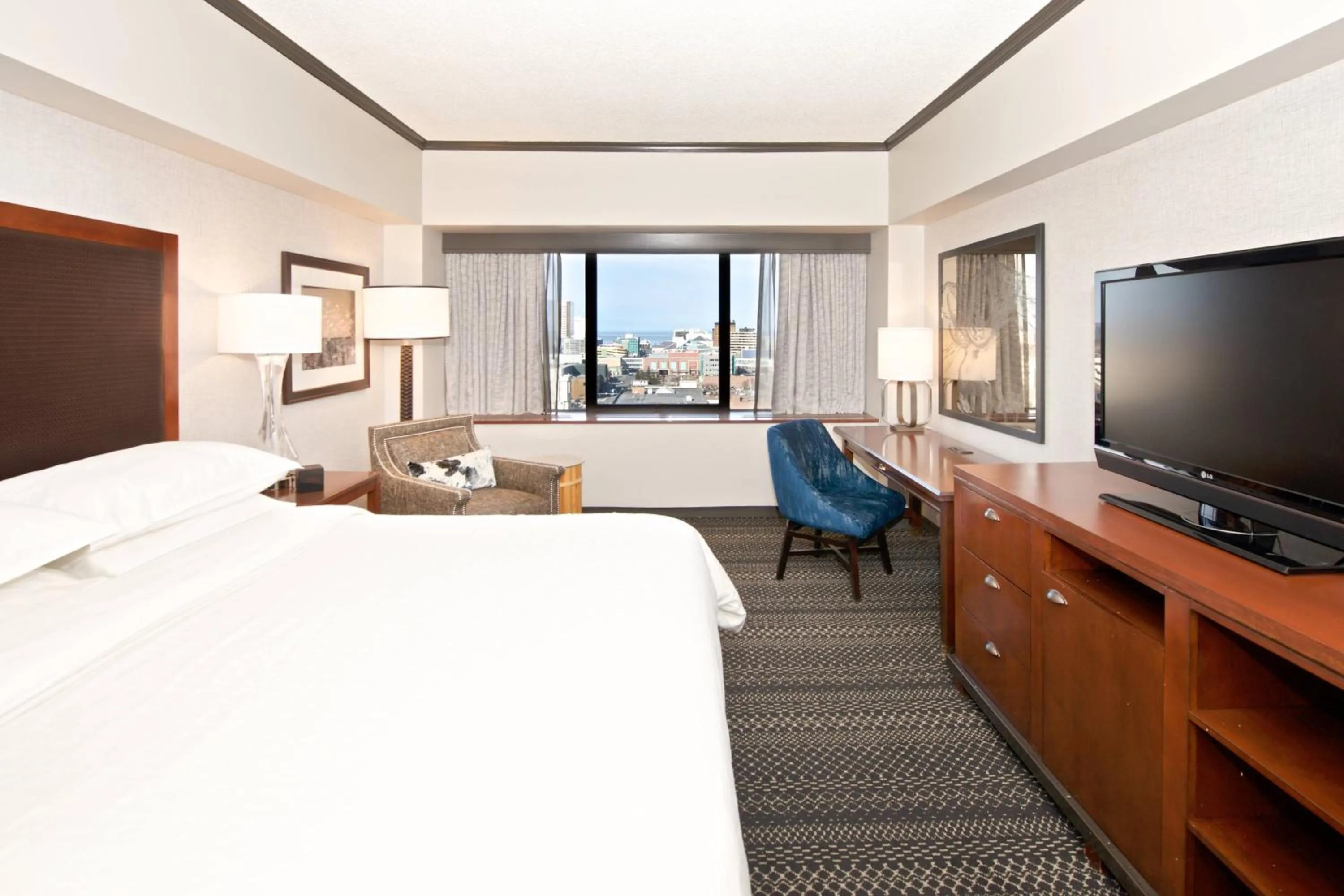 Photo of the whole room, Bed in Sheraton Anchorage Hotel