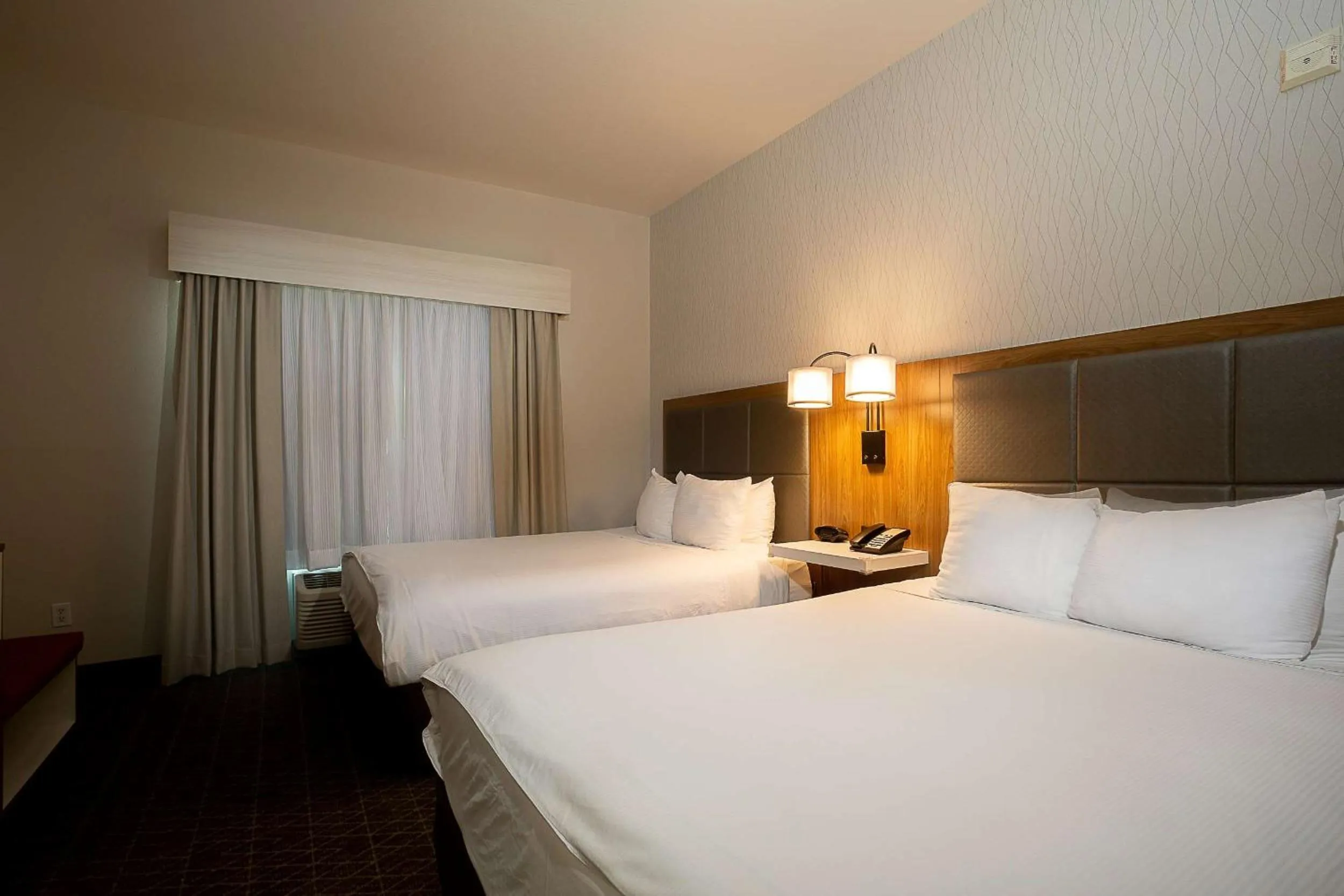 Photo of the whole room, Bed in Hawthorn Suites by Wyndham-Oakland/Alameda