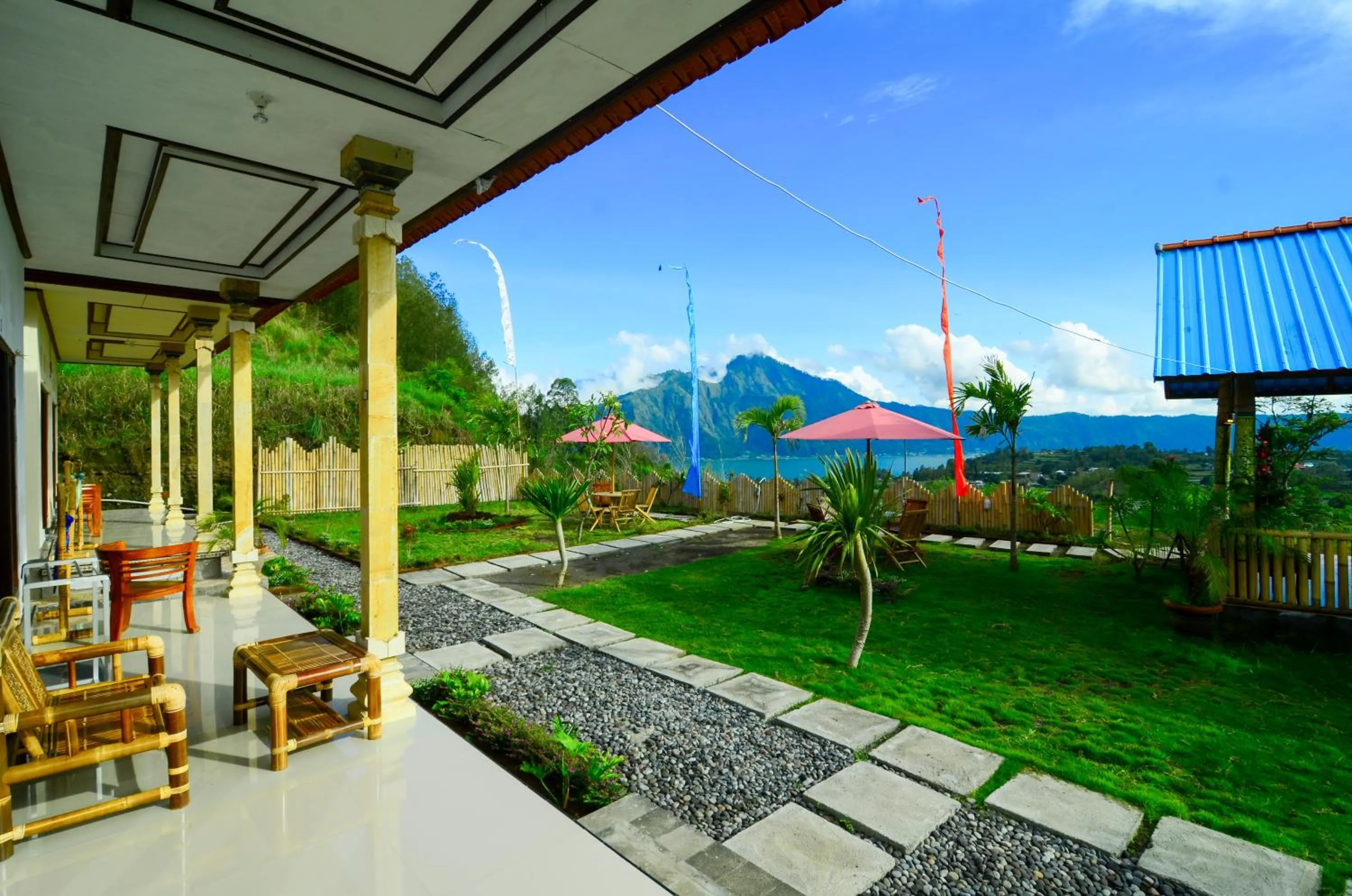 Patio in Volcano Lake View