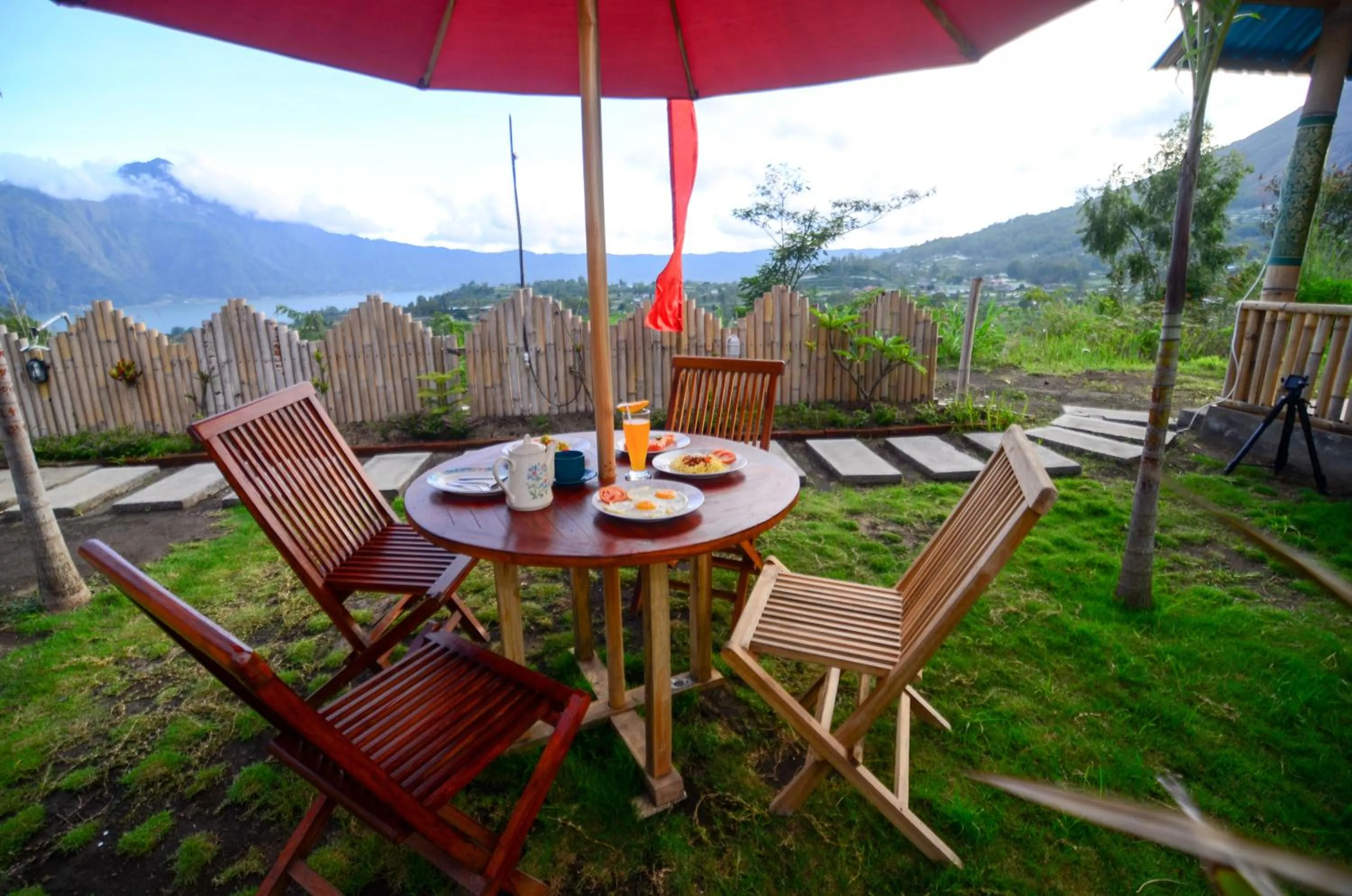 Patio in Volcano Lake View