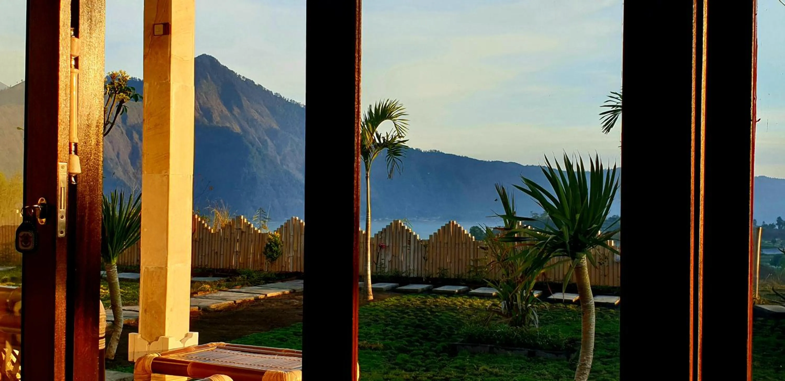 Garden view in Volcano Lake View