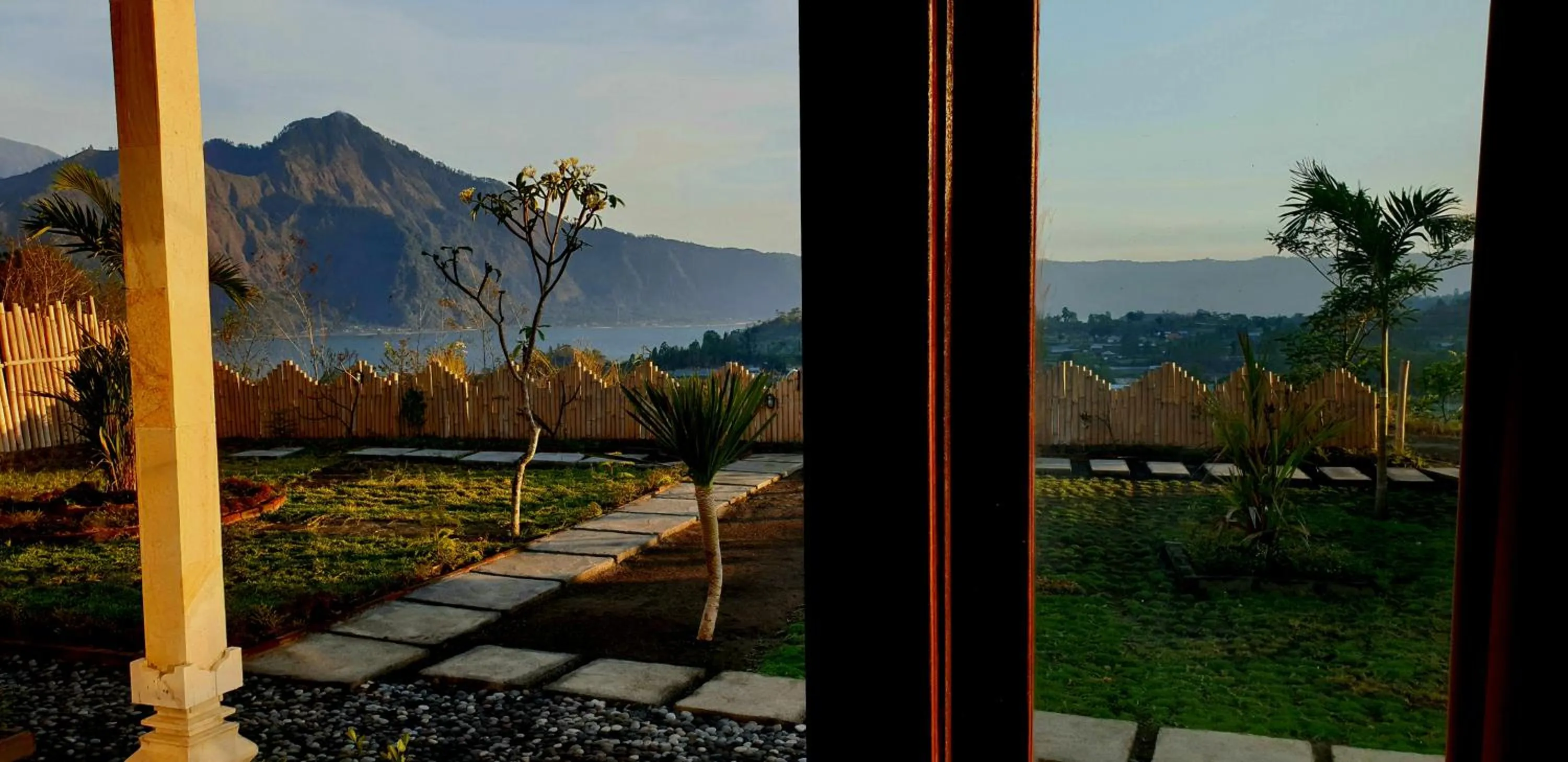 Garden view in Volcano Lake View