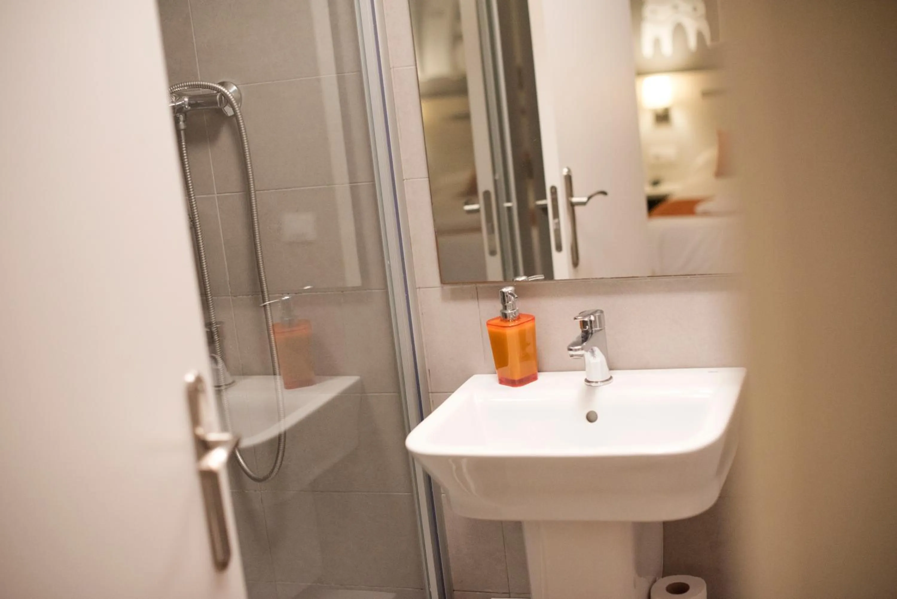 Bathroom in Hostal Live Barcelona