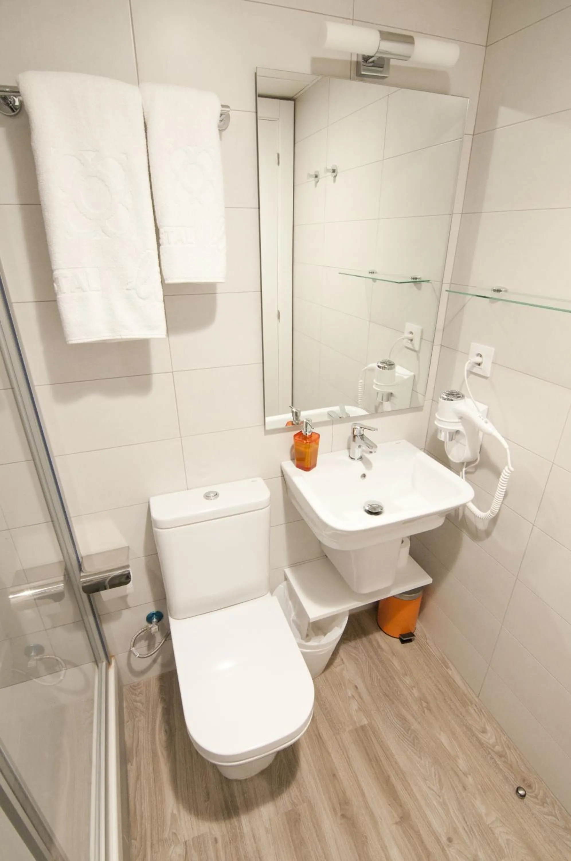 Bathroom in Hostal Live Barcelona